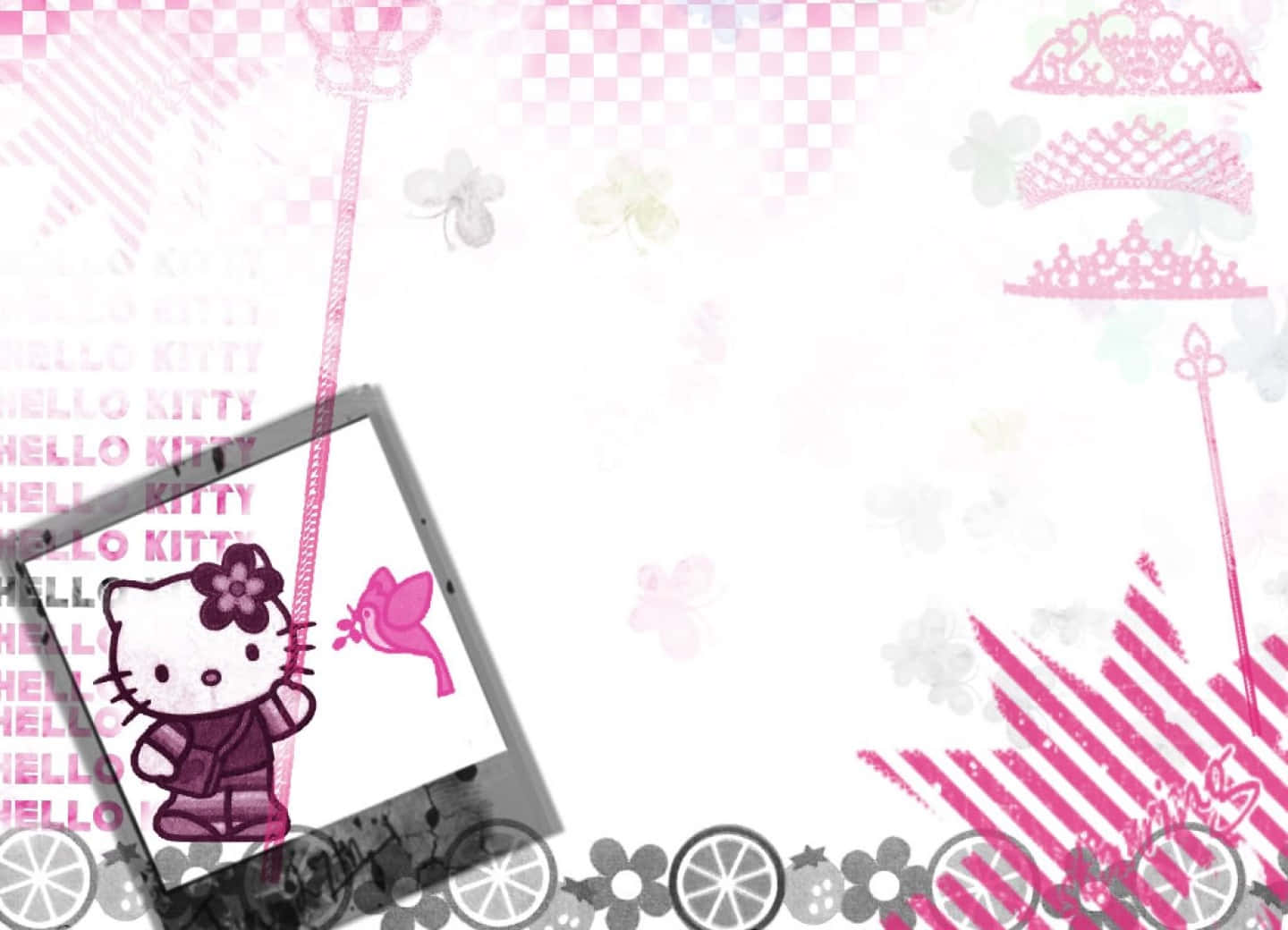  壁紙 — 粉紅色和白色的Hello Kitty桌布，帶有皇冠、蝴蝶和重複文字，風格活潑卡通。