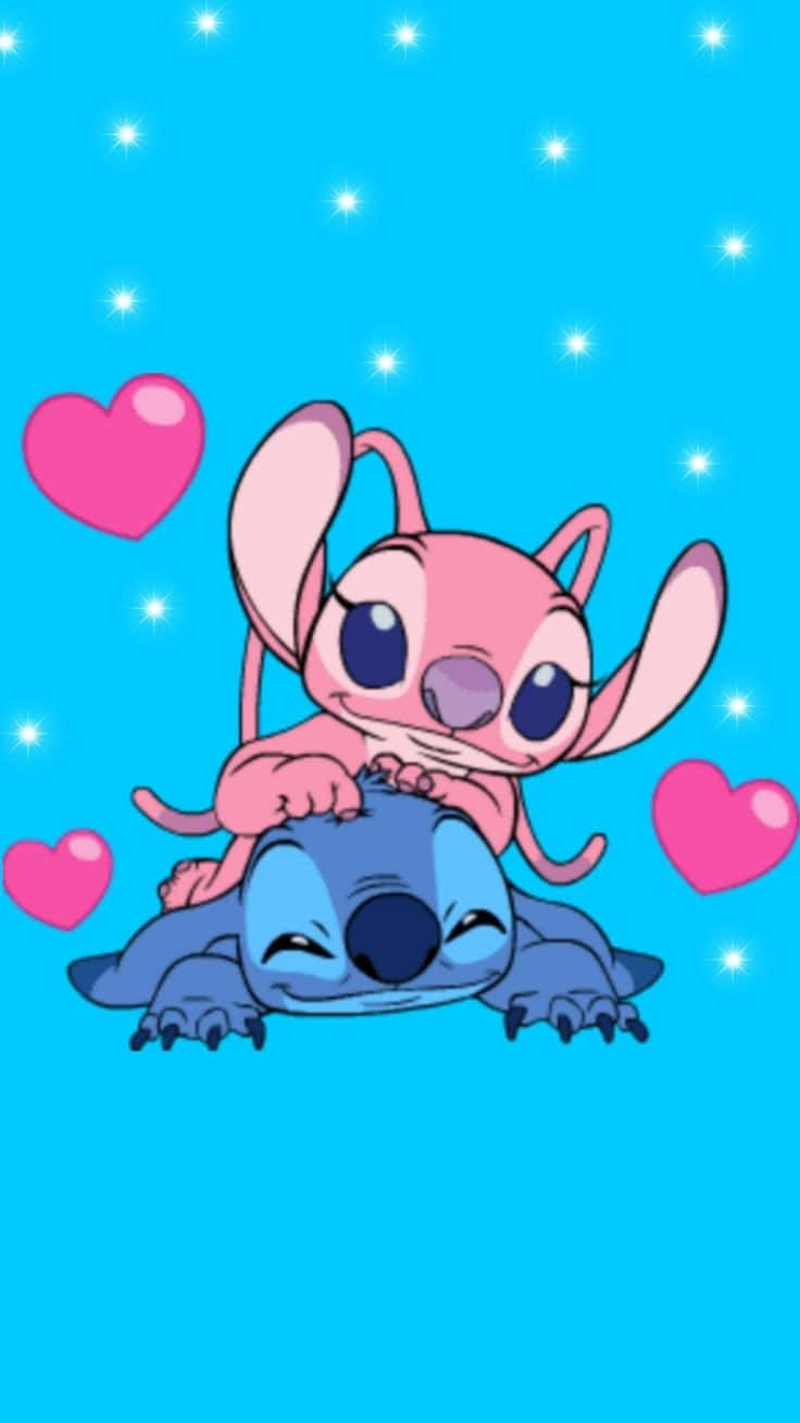 兩個史迪奇角色在藍色背景上依偎，有愛心和星星。 — Stitch 壁紙