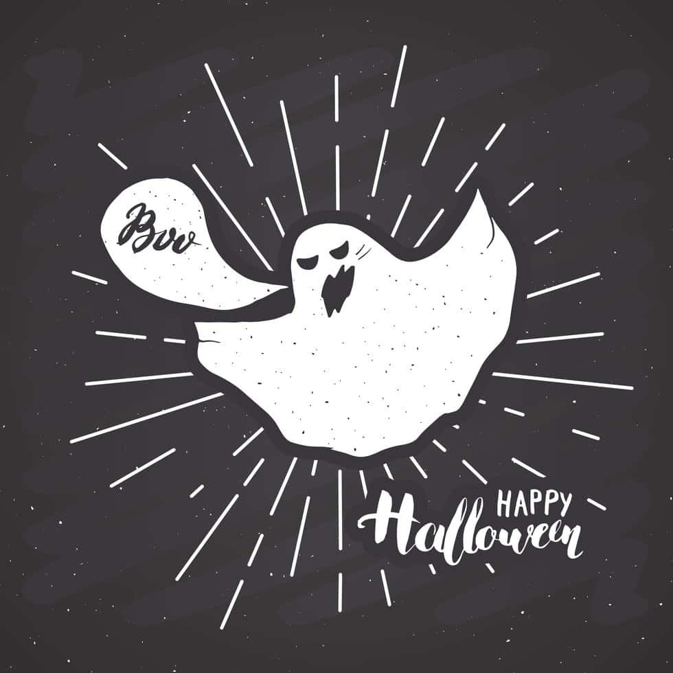  壁紙 — 一個頑皮的白幽靈帶著「Bw」對話框，漂浮在帶有「Happy Halloween」文字的深色黑板背景上。