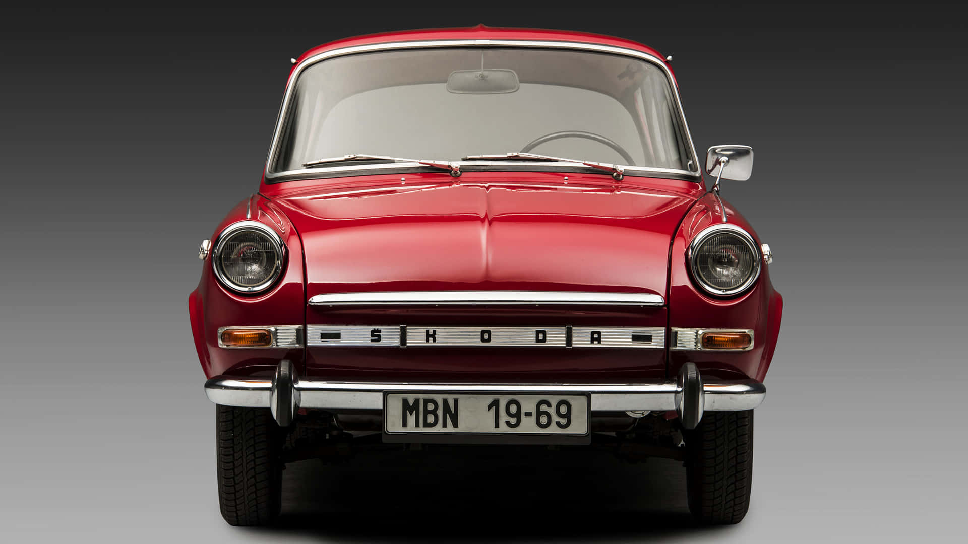 紅色1969年Skoda經典汽車在工作室燈光下的前視圖。 — 3440X1440 壁紙
