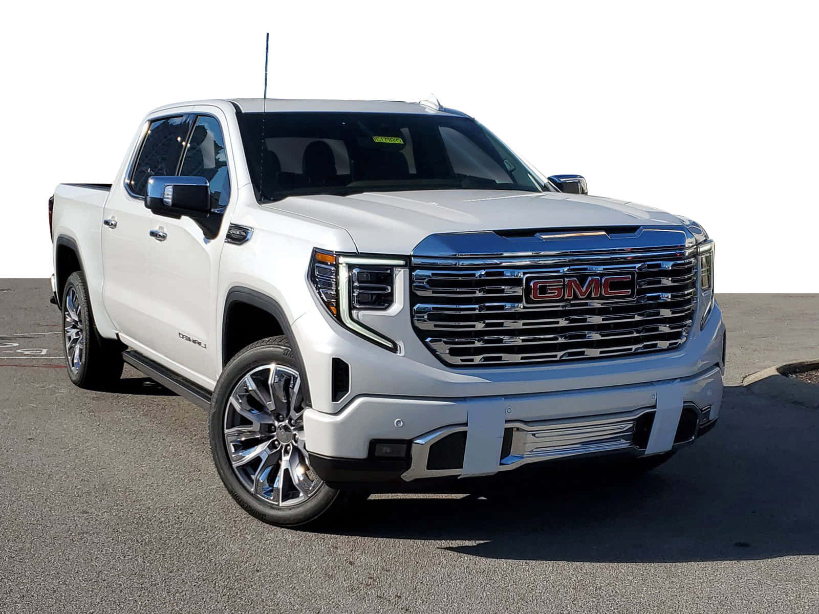 Gmc Sierra 桌布 壁紙 — 一輛純白色的GMC Sierra皮卡車在明亮的陽光下閃閃發光，帶有鍍鉻裝飾和合金輪圈。