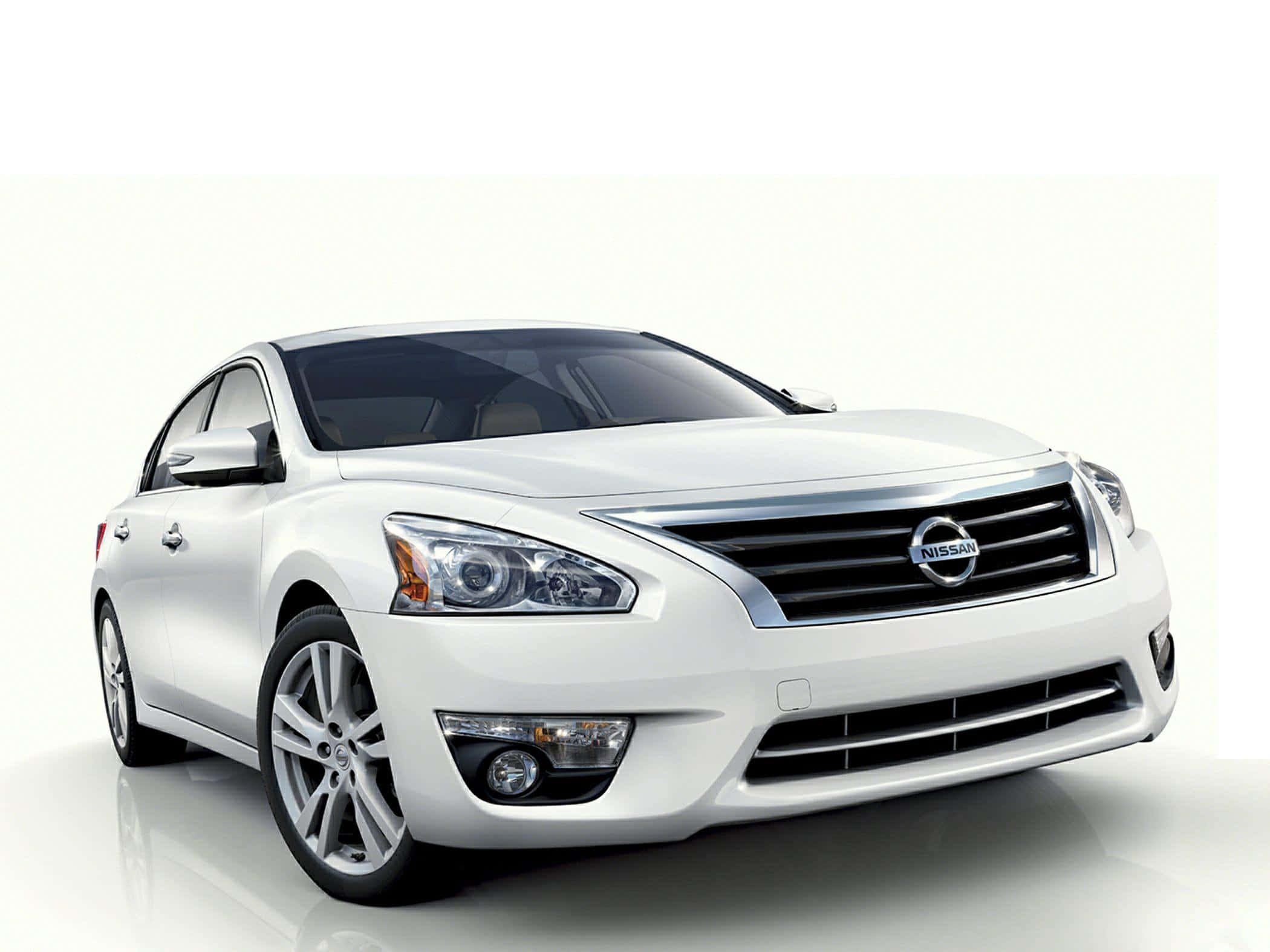 Nissan Altima 桌布 壁紙 — 一輛純白色的日產轎車在明亮的攝影棚燈光下，於無縫白色背景前閃閃發光。