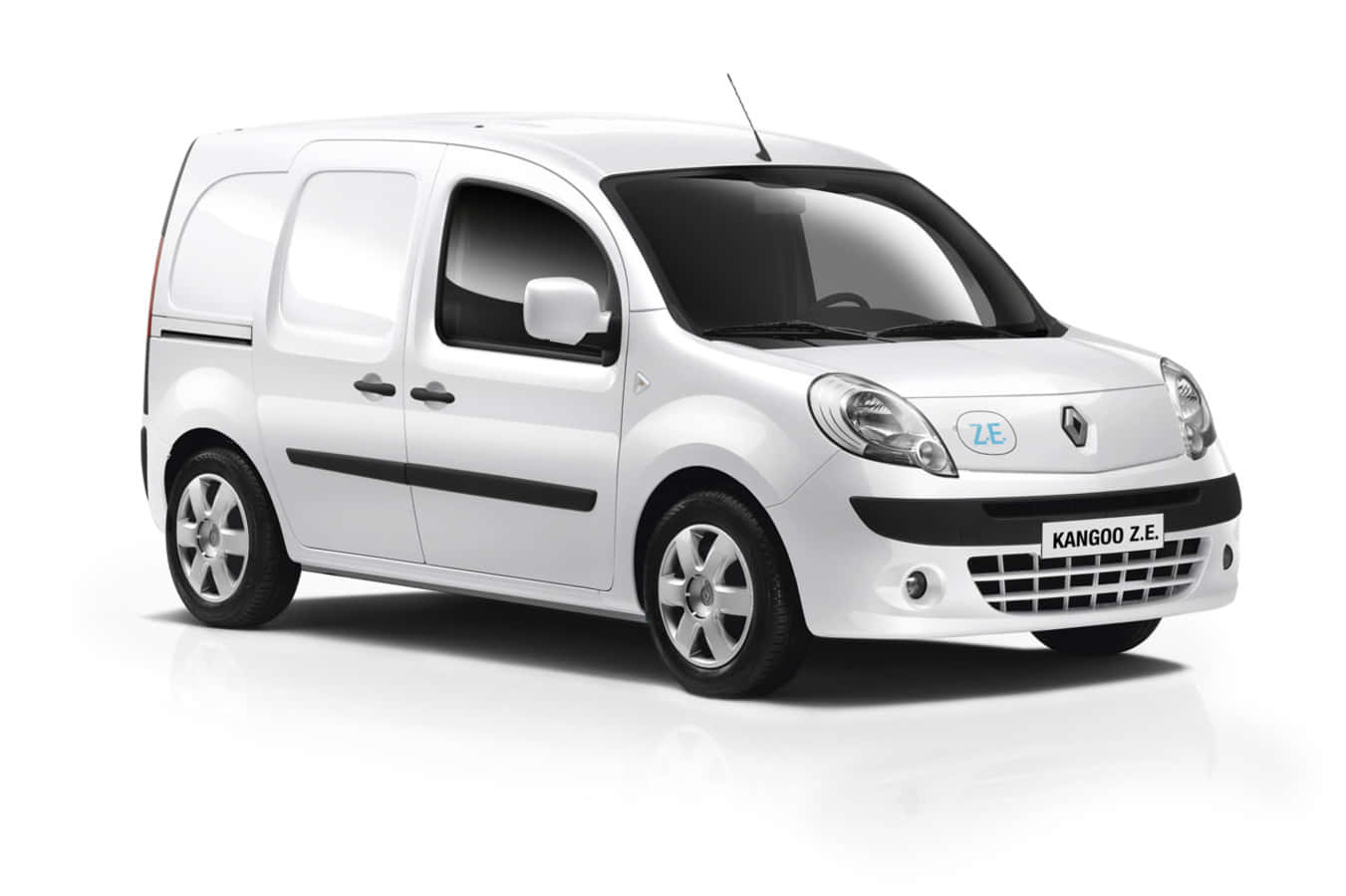 Renault Kangoo 桌布 壁紙 — 一輛純白色的雷諾 Kangoo Z.E. 電動客貨車在工作室燈光下展示，白色地板上反射清晰。