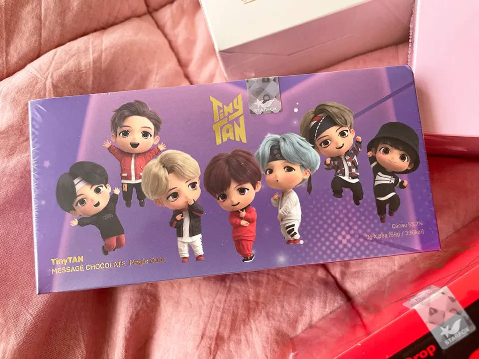 粉紅色布料上的TinyTAN BTS chibi巧克力棒。 — Bts 壁紙