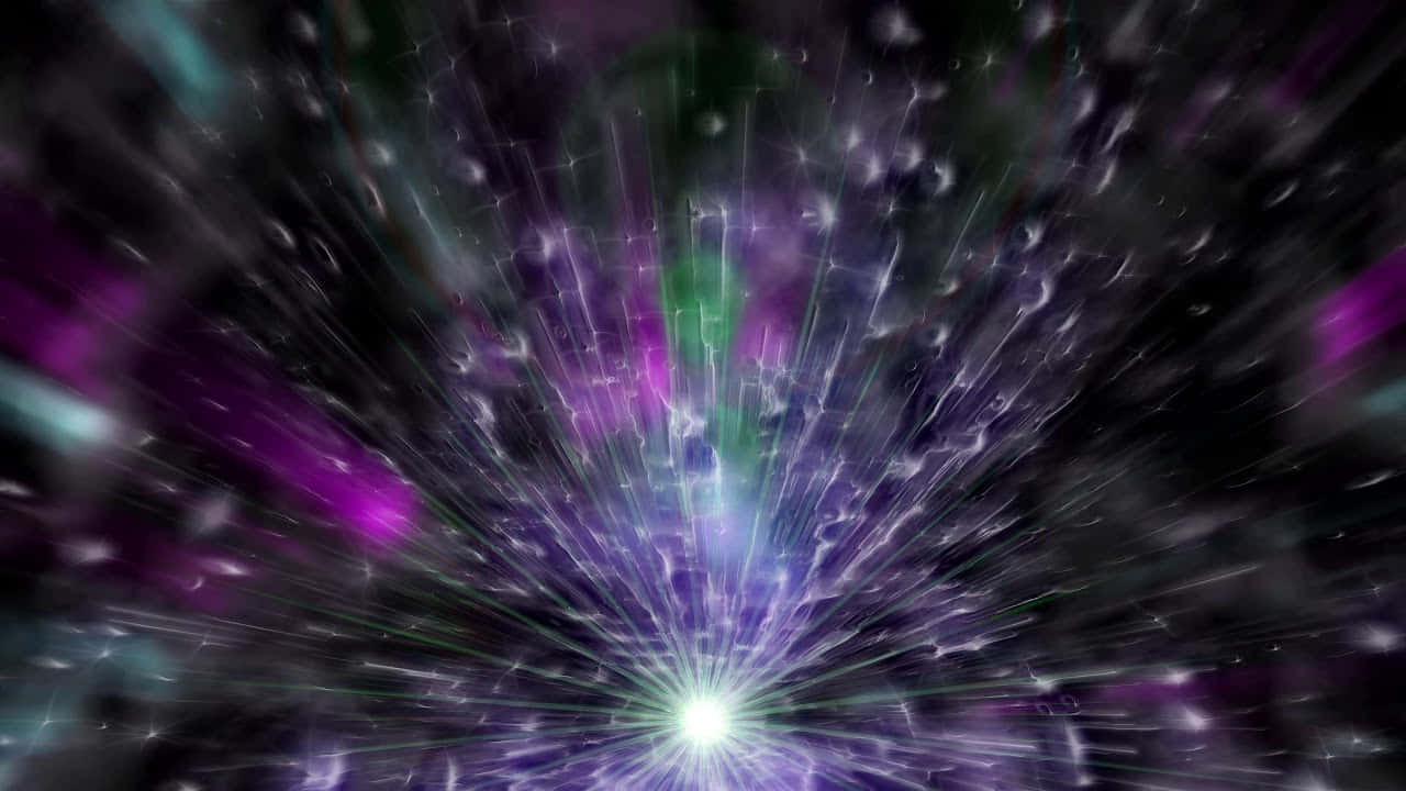  壁紙 — 一場燦爛的宇宙爆炸在黑暗星雲中爆發，散發出紫色、綠色和白色的光芒，並充滿了條紋狀的粒子。