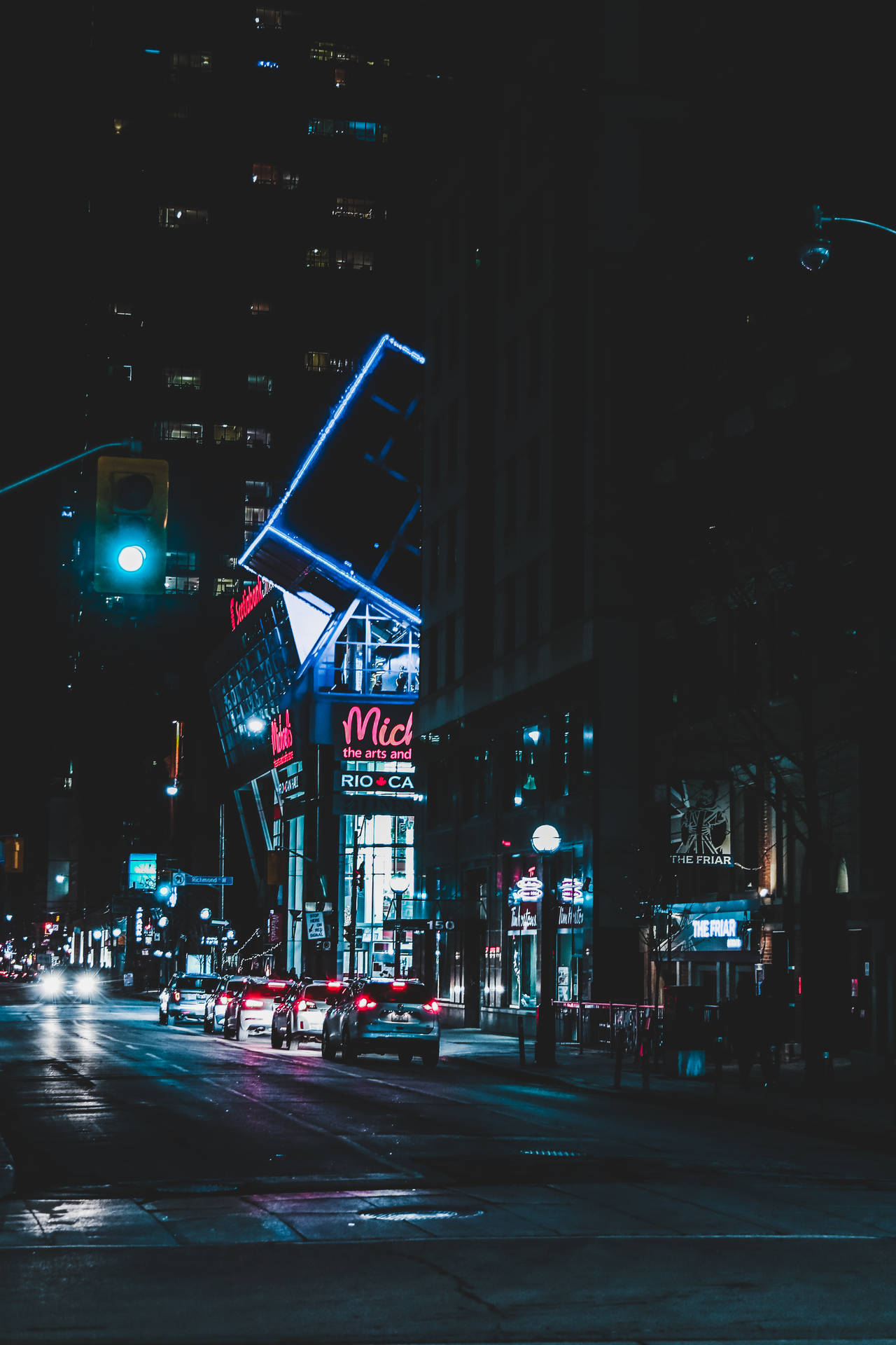 夜晚的城市街道，霓虹燈招牌和潮濕路面反射燈光。 — 霓虹車 壁紙