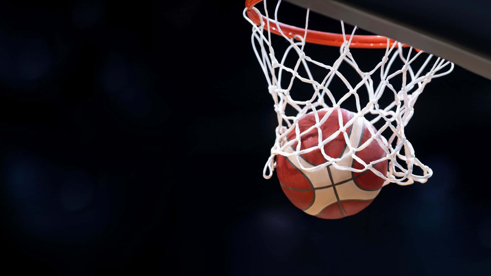 投籃成功後籃球卡在網中。 — NBA 壁紙