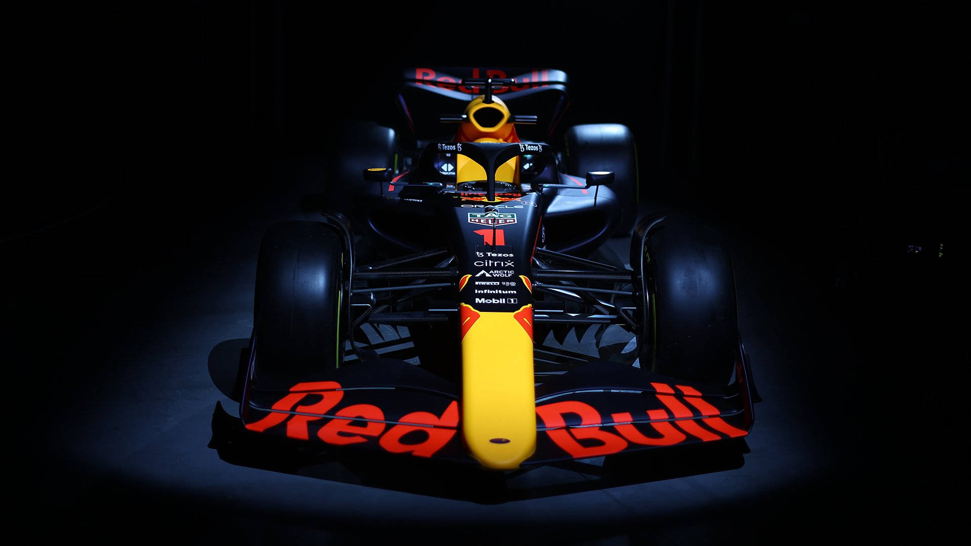 紅牛一級方程式賽車在黑暗的攝影棚中戲劇性地被照亮。 — F1 壁紙