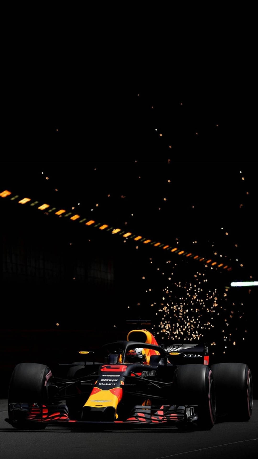 紅牛F1賽車在夜間疾馳，車後火花飛濺。 — F1 iPhone 壁紙 壁紙