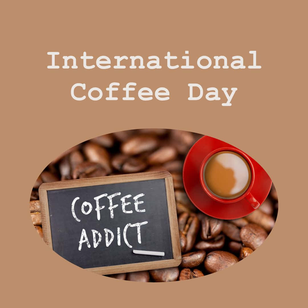  壁紙 — 一個紅色咖啡杯和寫著coffee addict的黑板放在烘焙咖啡豆上，上方有International Coffee Day的文字。