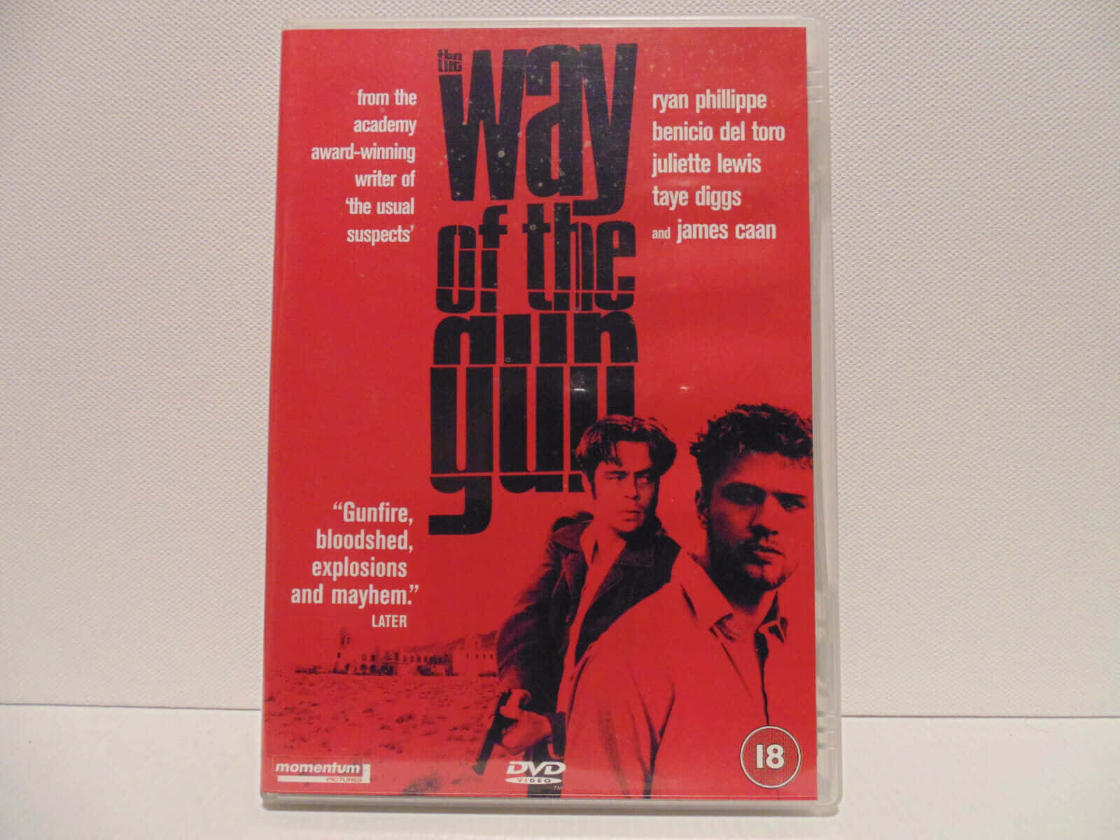 電影動圖 桌布 壁紙 — 《The Way of the Gun》的紅色DVD封面， featuring 兩名男子在沙漠場景中，配以粗體黑色字體。