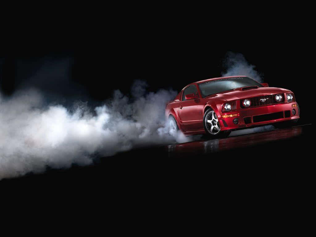 Ford Mustang Roush 桌布 壁紙 — 一輛紅色肌肉車在黑色背景上飄移，輪胎冒出滾滾濃煙。