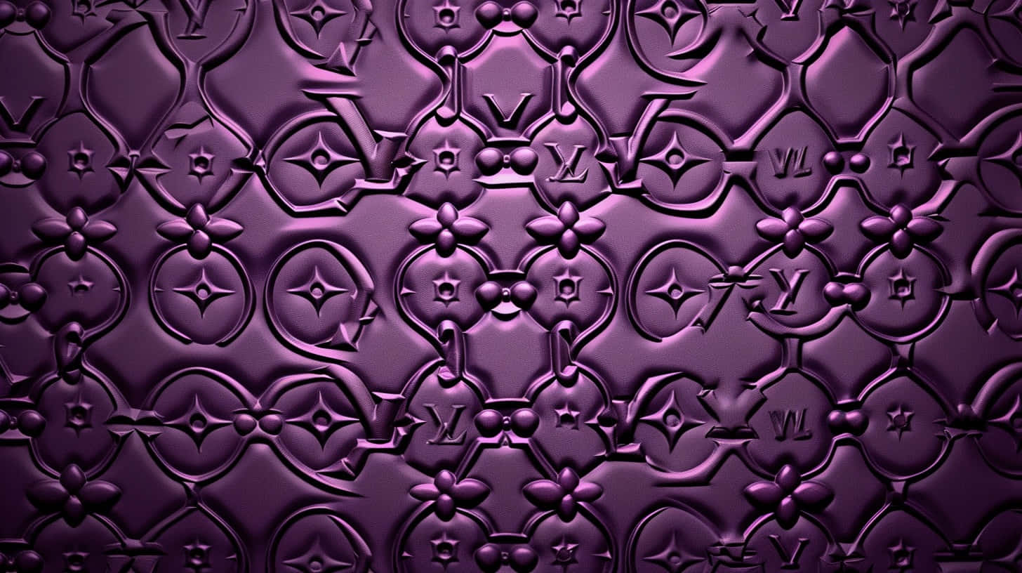  壁紙 — 一款豐富的紫色壓花壁紙，帶有重複的 Louis Vuitton 字母組合圖案，並飾有花卉和星星圖案。