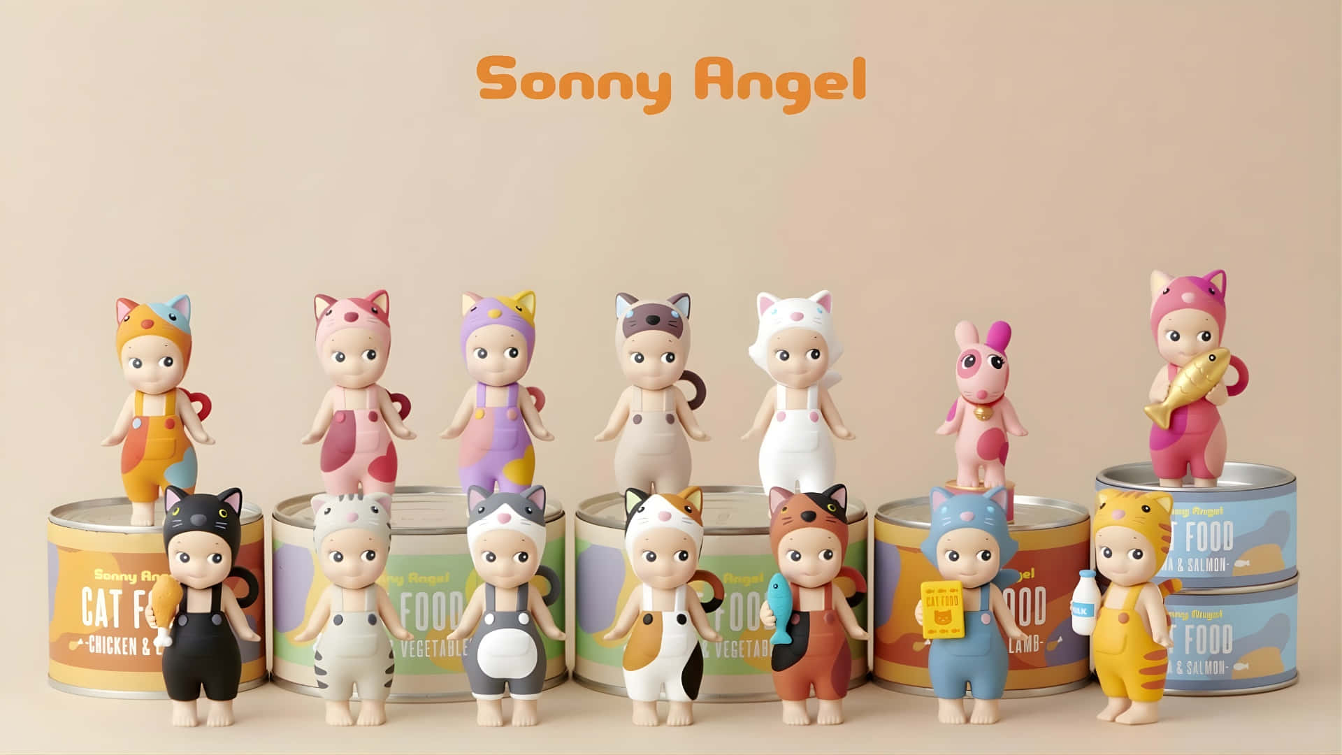  壁紙 — 一排色彩繽紛的Sonny Angel公仔穿著貓咪服裝，站在寵物食品罐上，背景是柔和的米色。