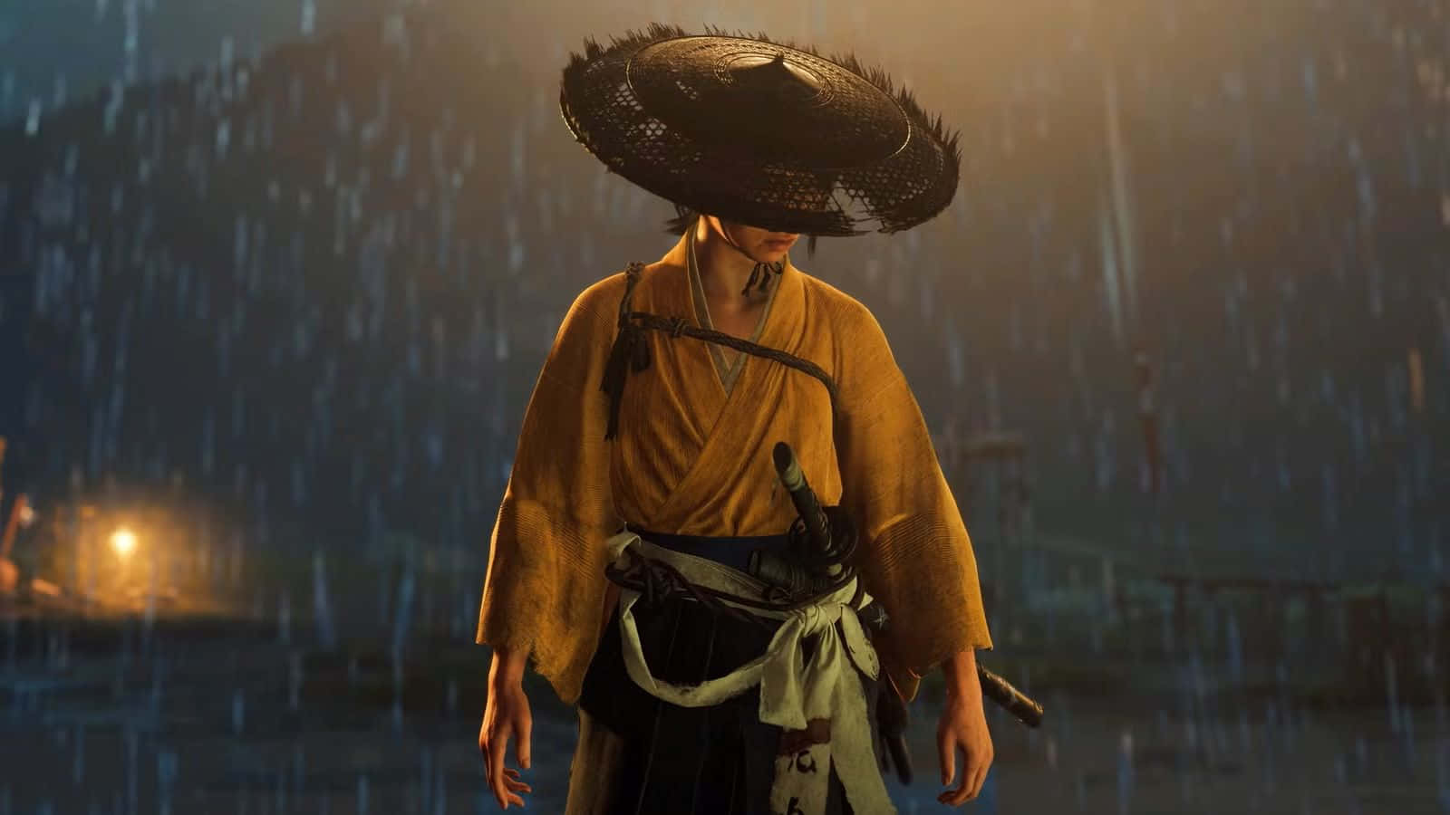  壁紙 — 一位戴草帽的武士獨自站在大雨中，沐浴在溫暖的路燈光芒下。