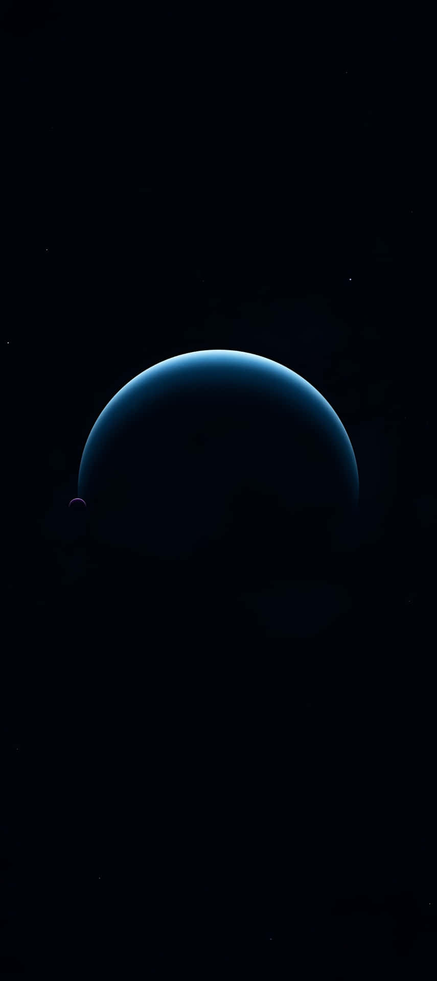  壁紙 — 一顆寧靜的藍色行星在廣闊的太空黑暗中柔和發光，附近有一顆小衛星。
