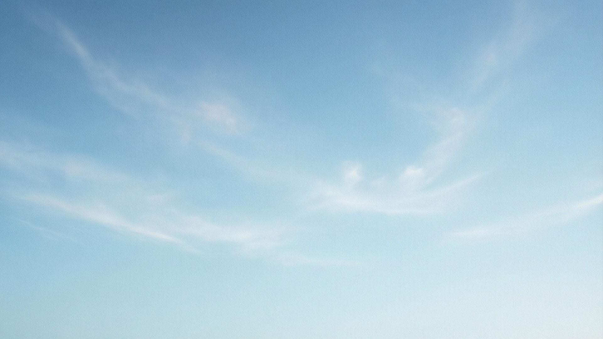 Serene Blue Skies 壁紙 — 寧靜的淺藍色天空，細膩的白色薄雲輕輕飄過天際。