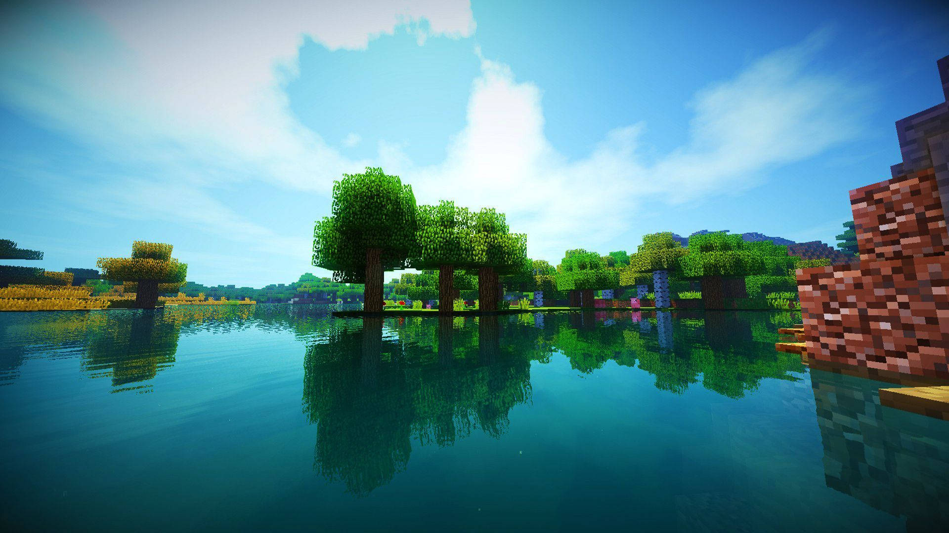 像素化的 Minecraft 樹木和湖泊，在明亮的藍天和雲朵下。 — 我的世界 高畫質壁紙 壁紙
