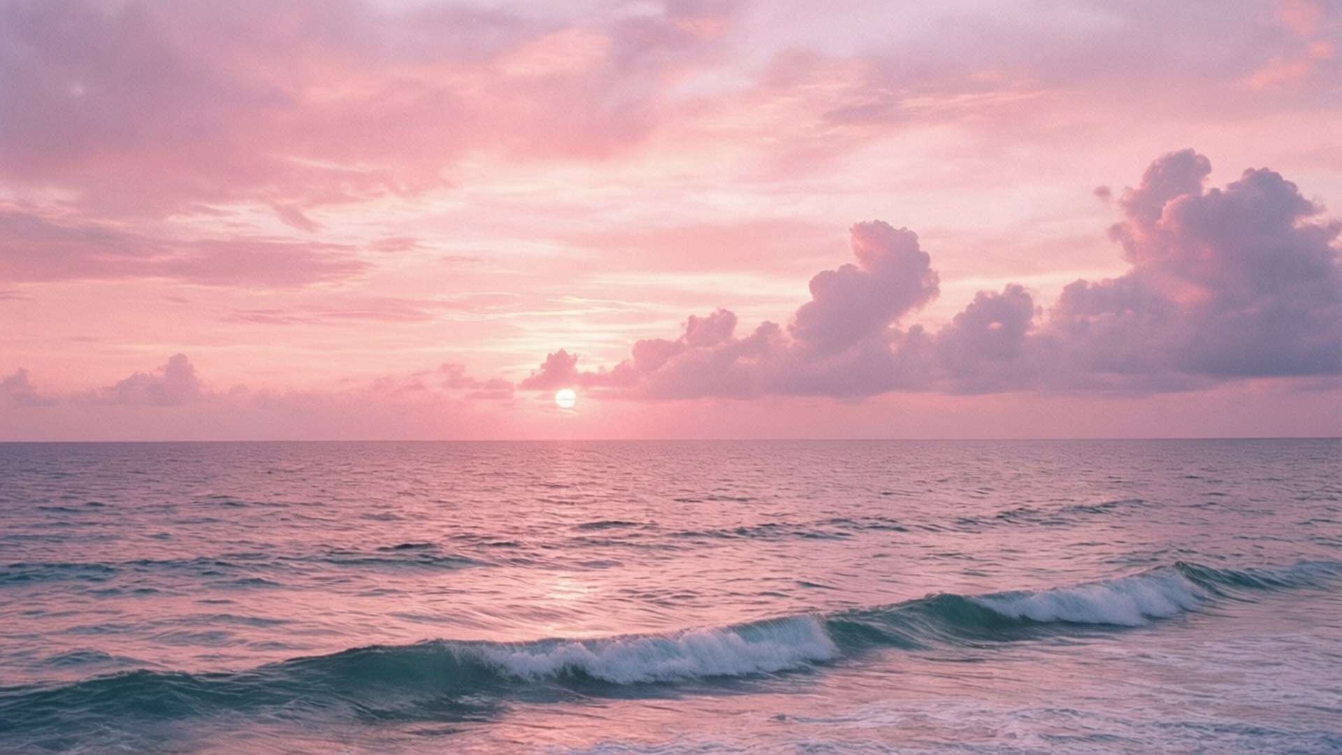 Pastel Pink Sunset 壁紙 — 日落時分的寧靜海洋，粉紅色的雲朵和溫柔的波浪在平靜的水面上反射著發光的太陽。