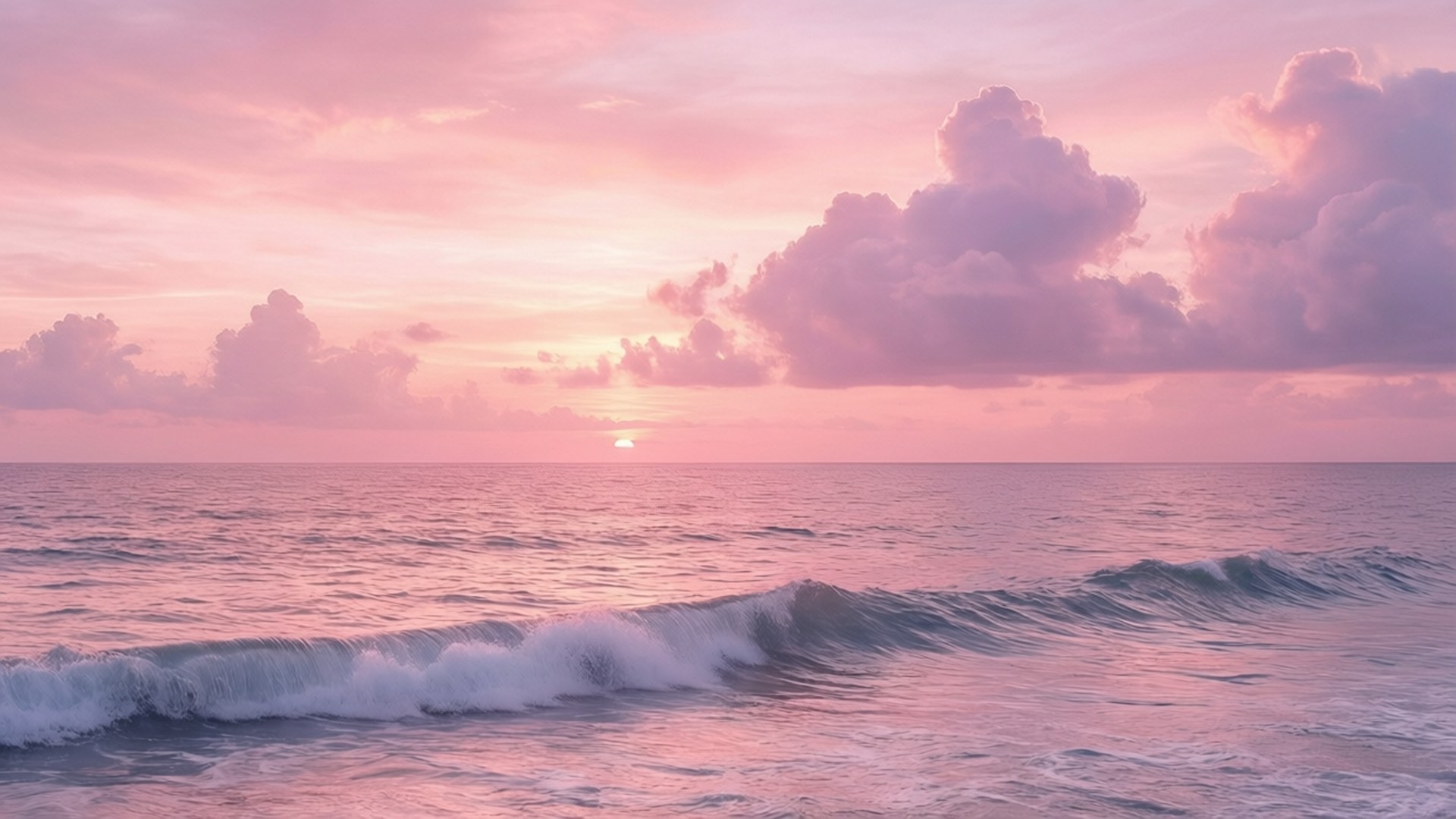 Pastel Pink Sunset 壁紙 — 日落時分寧靜的海洋，粉紅色的雲朵和溫柔的海浪拍打著海岸。