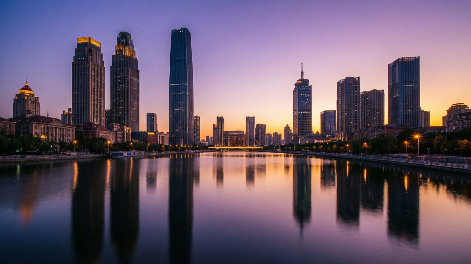 Tianjin Skyline Dusk Reflection 壁紙 — 寧靜的黃昏城市景觀，摩天大樓在平靜的水面上倒映，天空呈現紫橙色。