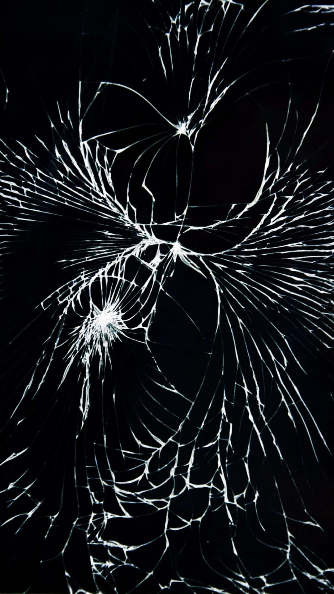  壁紙 — 黑色背景上，從撞擊點放射出複雜白色裂紋的破碎玻璃表面。