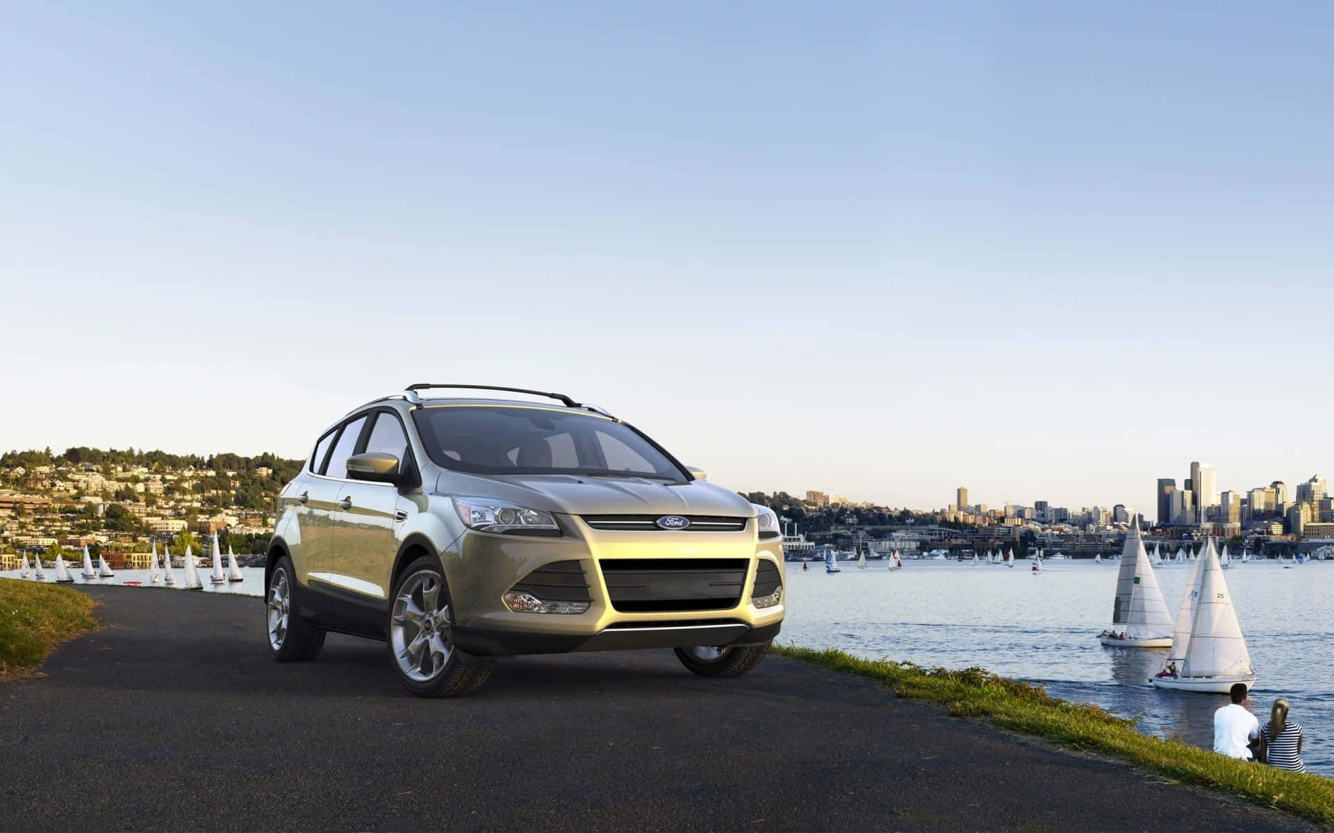 Ford Escape 桌布 壁紙 — 一輛銀色福特SUV停在海濱小徑上，背景有帆船和城市天際線。