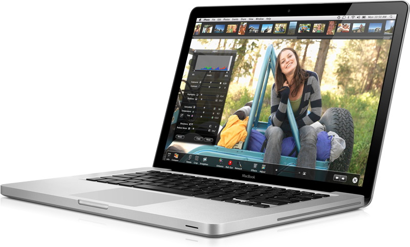 一位女子在藍色手推車上微笑，同時在 MacBook 上被編輯。 — Macbook Pro 壁紙