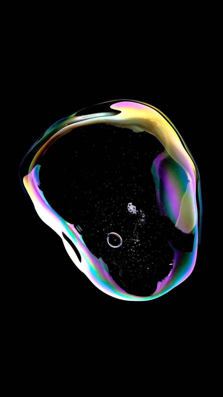 一個彩色肥皂泡在黑色背景上反射星星。 — Amoled 壁紙