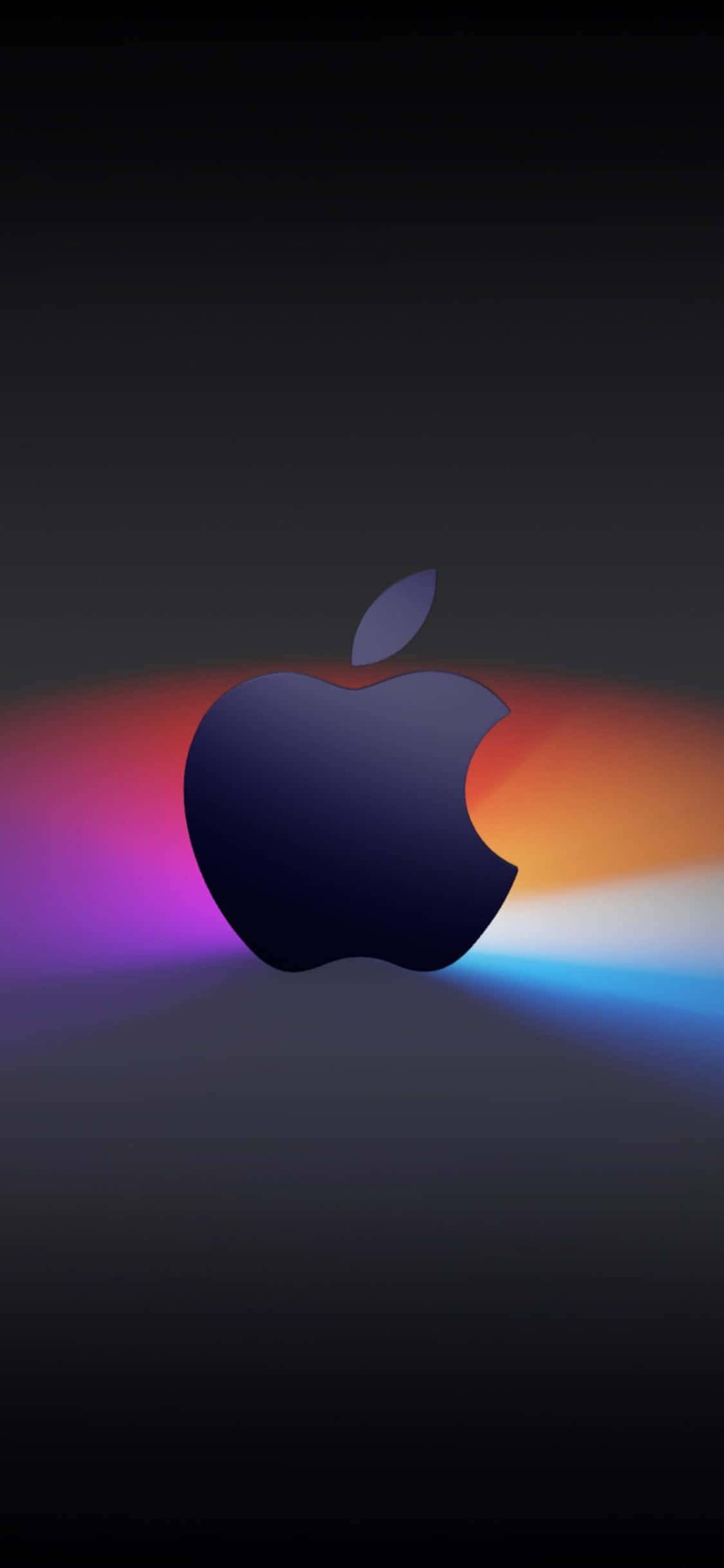 深色背景上帶有彩色光線的Apple標誌 — iPhone 13 Pro 壁紙