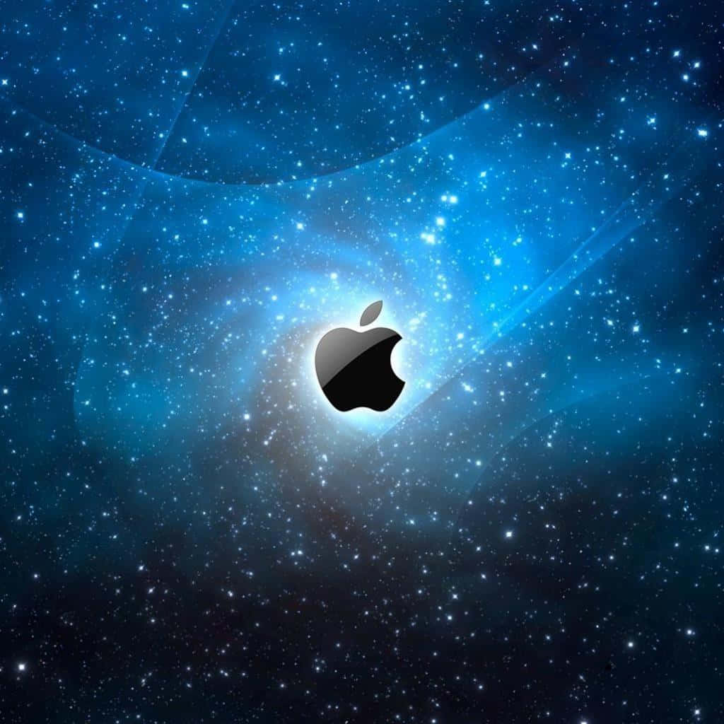  壁紙 — 一個時尚的黑色Apple標誌漂浮在充滿閃爍星星和發光光線的鮮豔藍色宇宙星雲中。