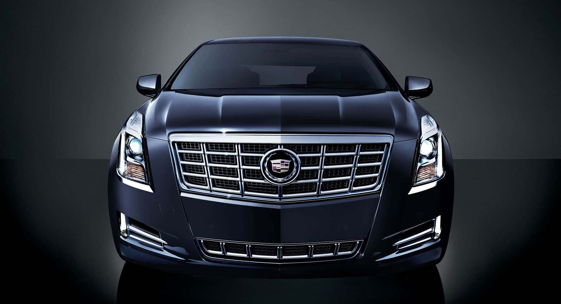 Cadillac Xts 桌布 壁紙 — 一輛時尚的黑色凱迪拉克轎車在暗色漸變背景下的攝影棚燈光中閃閃發光。