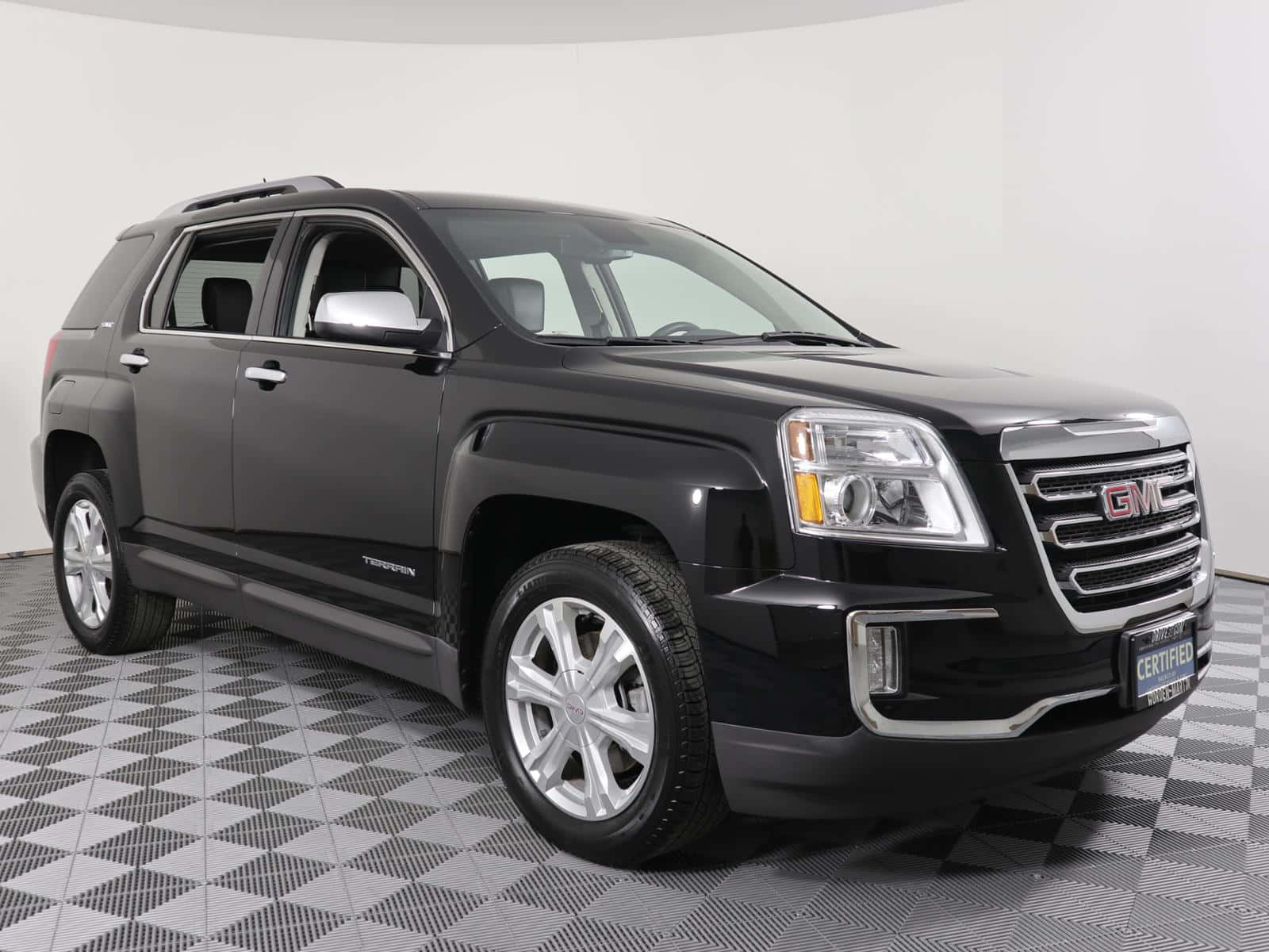 Gmc Terrain 桌布 壁紙 — 一部時尚的黑色GMC Terrain SUV在工作室中展示，地板為棋盤格，光線明亮。