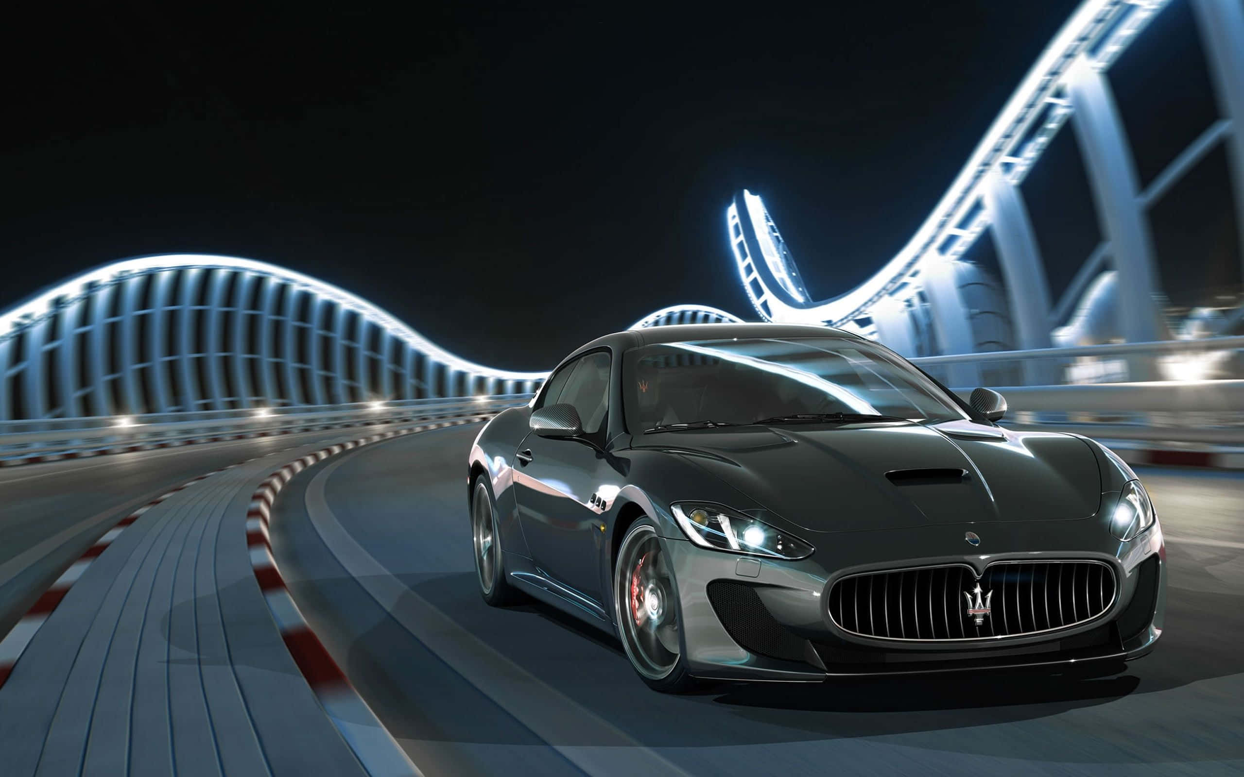 Maserati Ghibli 桌布 壁紙 — 一輛時尚的黑色瑪莎拉蒂跑車在夜間沿著未來感十足的發光大橋疾馳，呈現動態模糊效果。