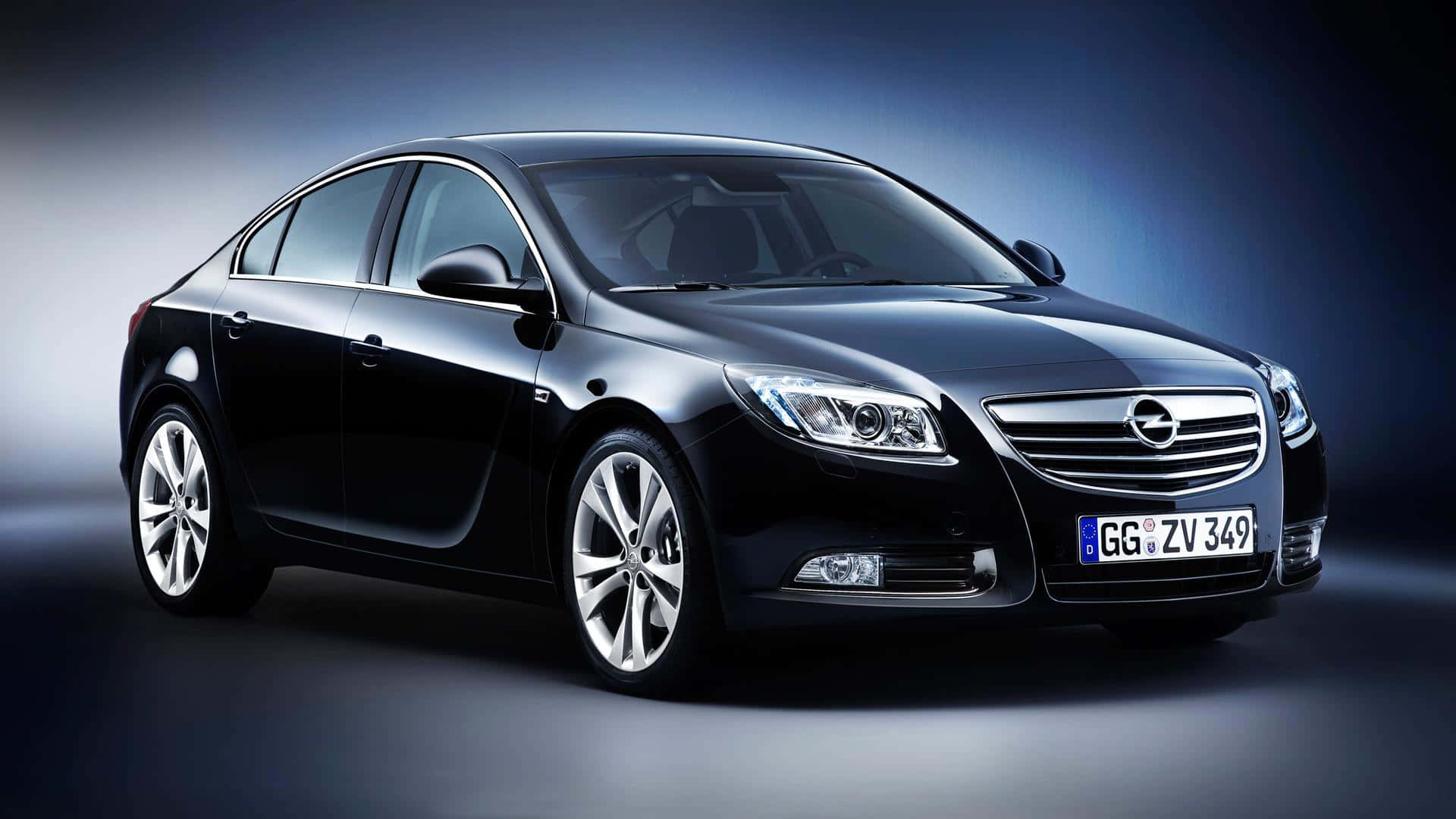 Opel Insignia 桌布 壁紙 — 一輛時尚的黑色歐寶Insignia轎車在攝影棚燈光下，在漸變藍色背景上閃閃發光。