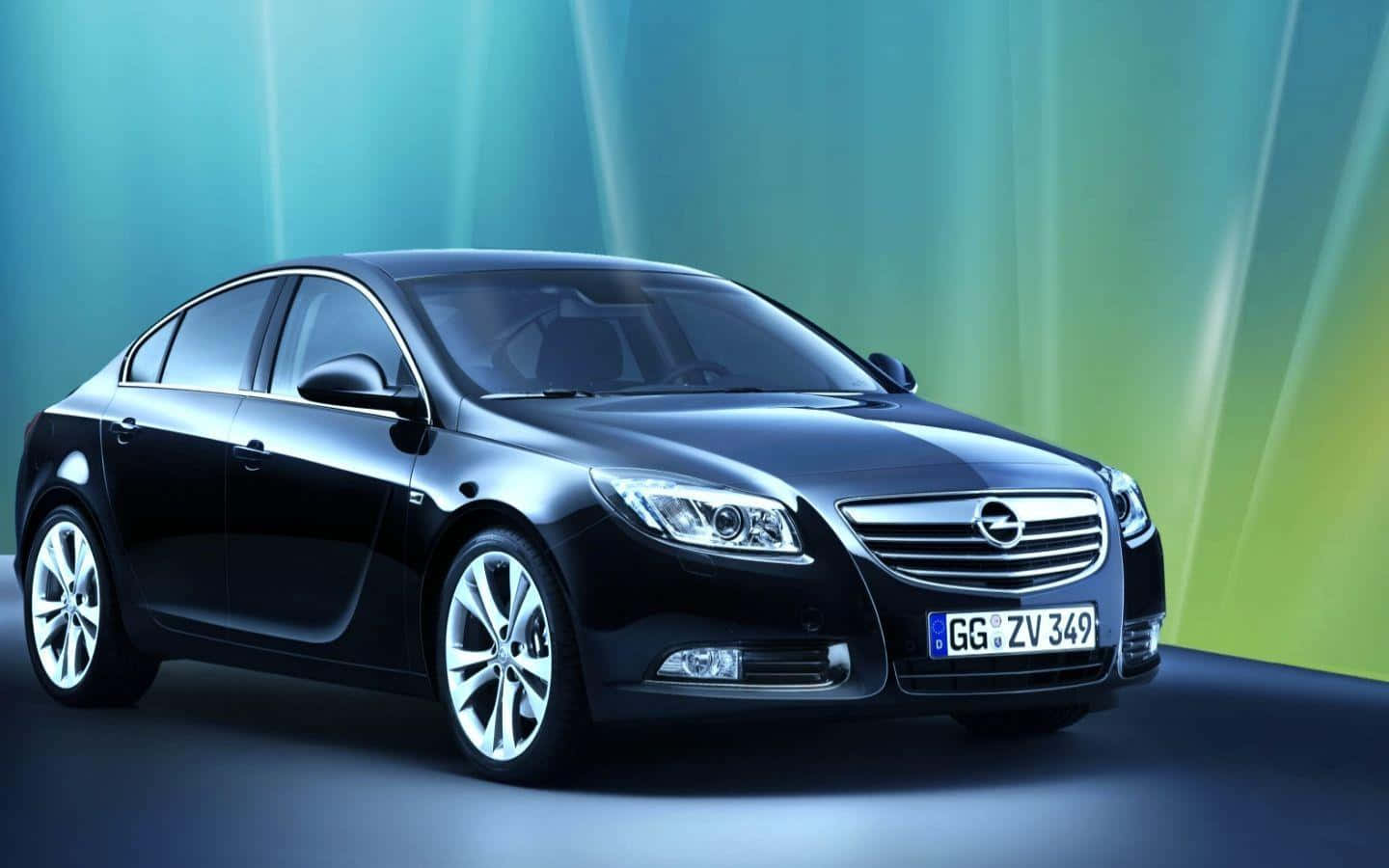 Opel Insignia 桌布 壁紙 — 一輛時尚的黑色歐寶Insignia轎車在攝影棚燈光下閃閃發光，背景是充滿活力的藍綠色漸變色。