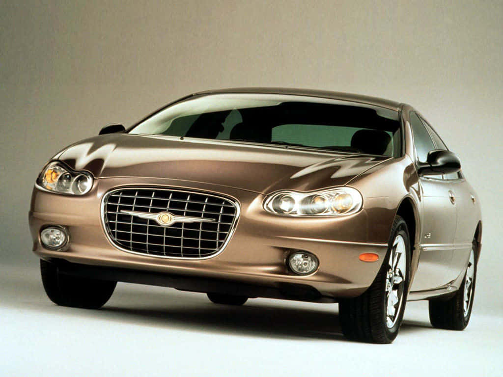 Chrysler Lhs 桌布 壁紙 — 一輛時尚的青銅色Chrysler 300C轎車在工作室燈光下閃閃發光，背景為中性灰色。