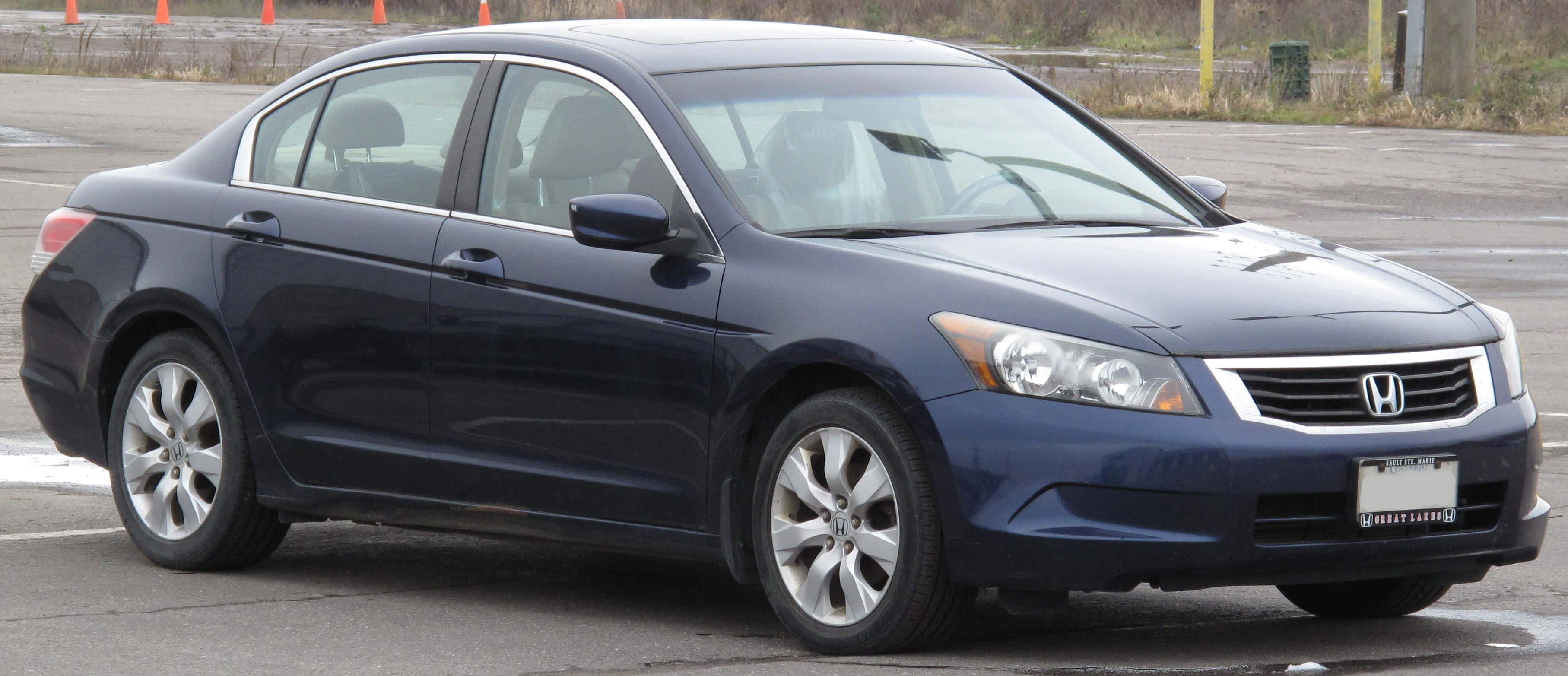 Honda Accord 桌布 壁紙 — 一輛時尚深藍色本田雅閣轎車停放在潮濕的瀝青停車場，光線陰暗。