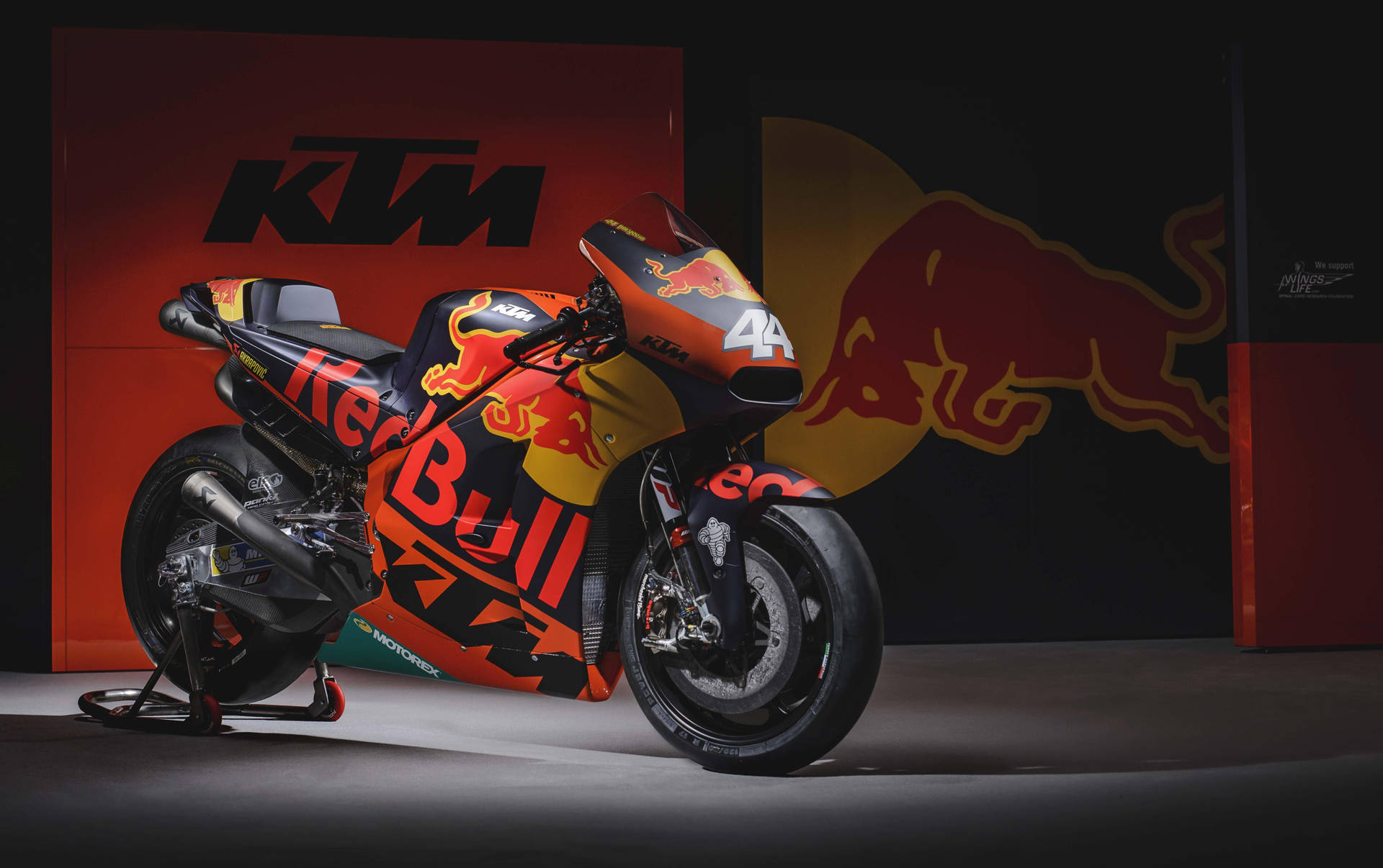 在攝影棚環境中展示的KTM Red Bull賽車摩托車，編號44。 — 4K 壁紙