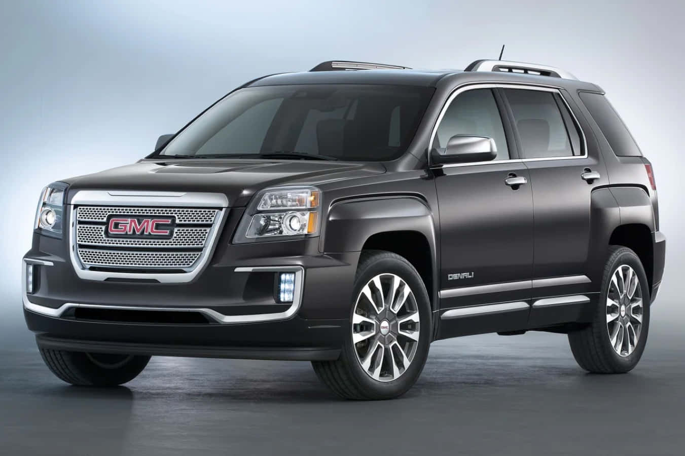 Gmc Terrain 桌布 壁紙 — 在柔和燈光及漸變背景的攝影棚中展示的時尚霧面黑色GMC Acadia SUV。