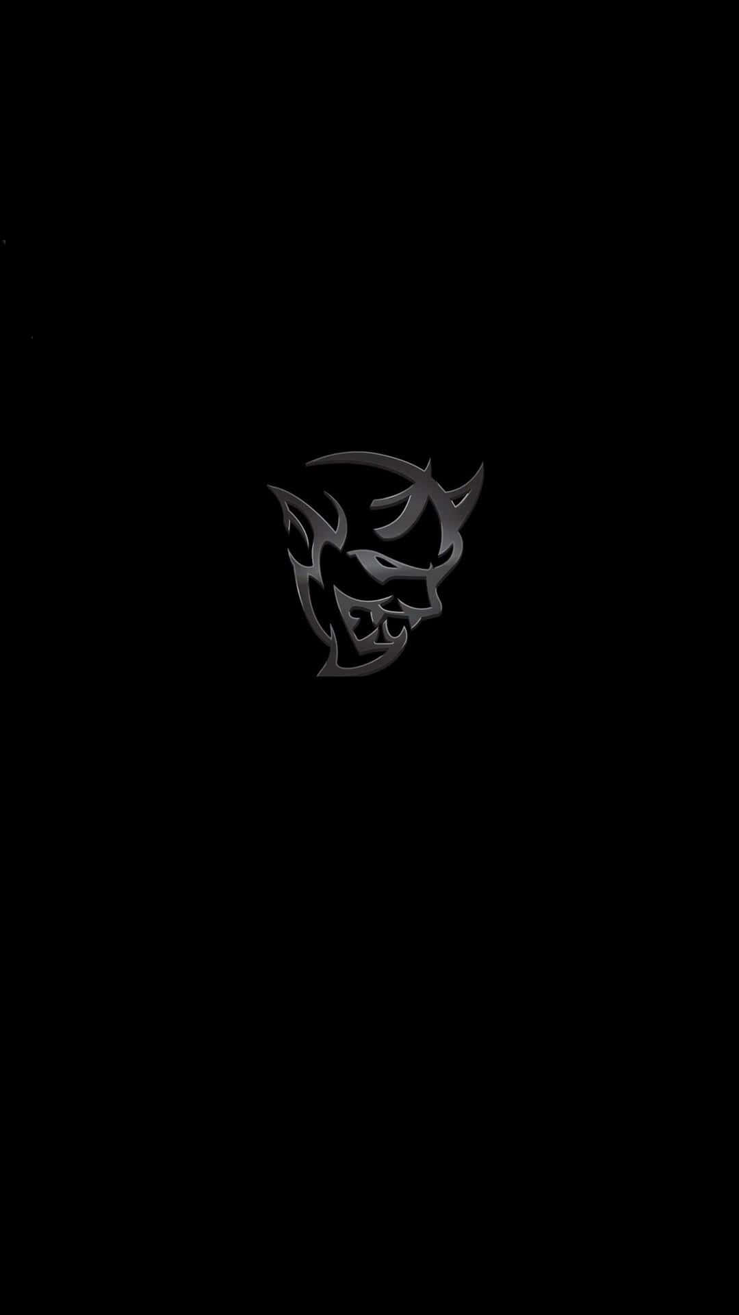  壁紙 — 一個時尚的金屬惡魔頭標誌在純黑色背景上微微發光。