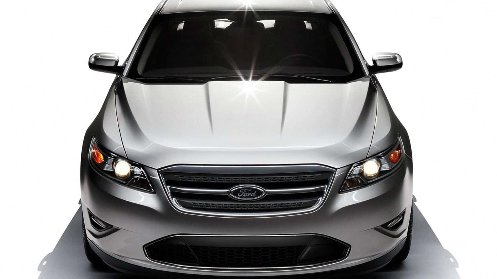 Ford Taurus 桌布 壁紙 — 一架時尚的銀色福特轎車在攝影棚燈光下閃耀，引擎蓋上帶有明亮的星芒效果。