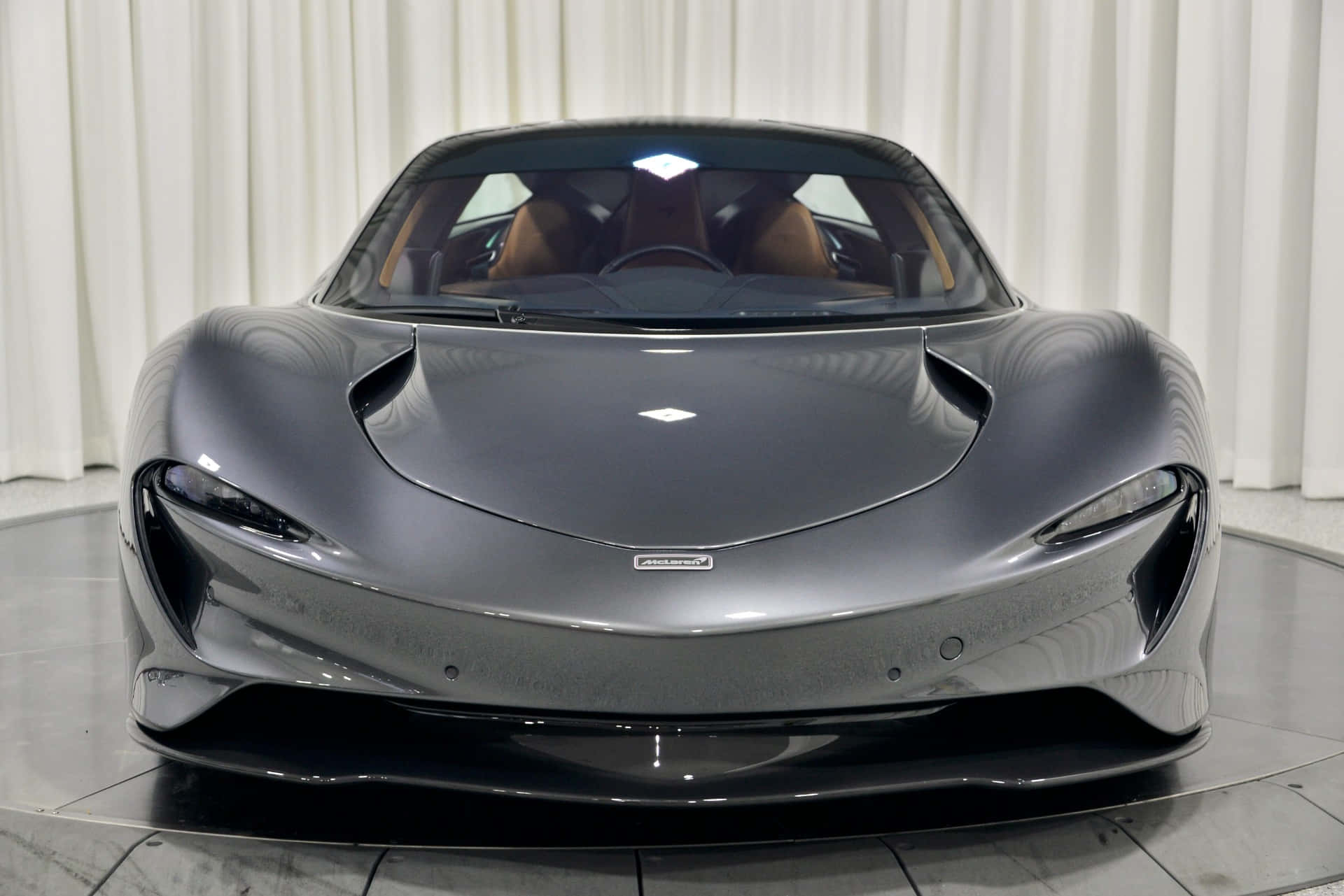 Mclaren Speedtail 桌布 壁紙 — 一輛時尚的銀色McLaren超級跑車在白色窗簾背景下於攝影棚燈光下閃閃發光。