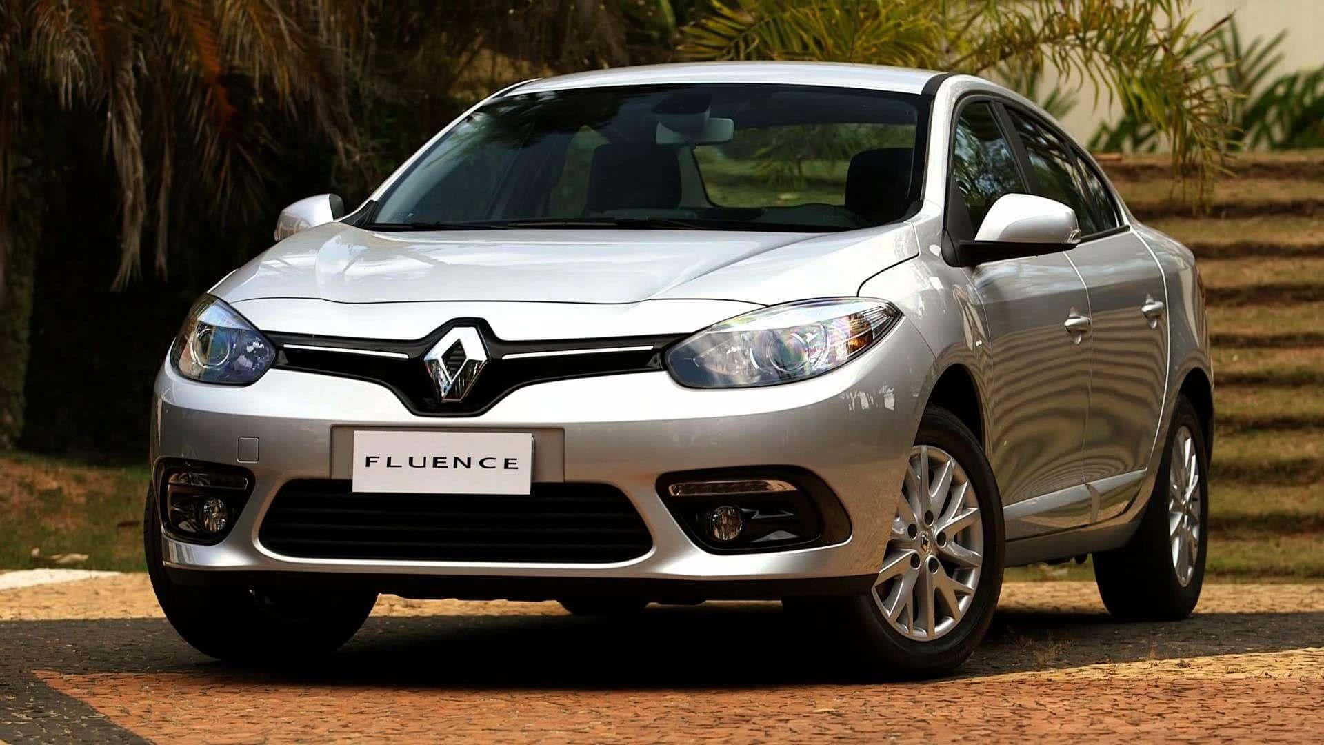 Renault Fluence 桌布 壁紙 — 一輛時尚的銀色雷諾Fluence轎車停在磚砌車道上，背景有棕櫚樹和樓梯。