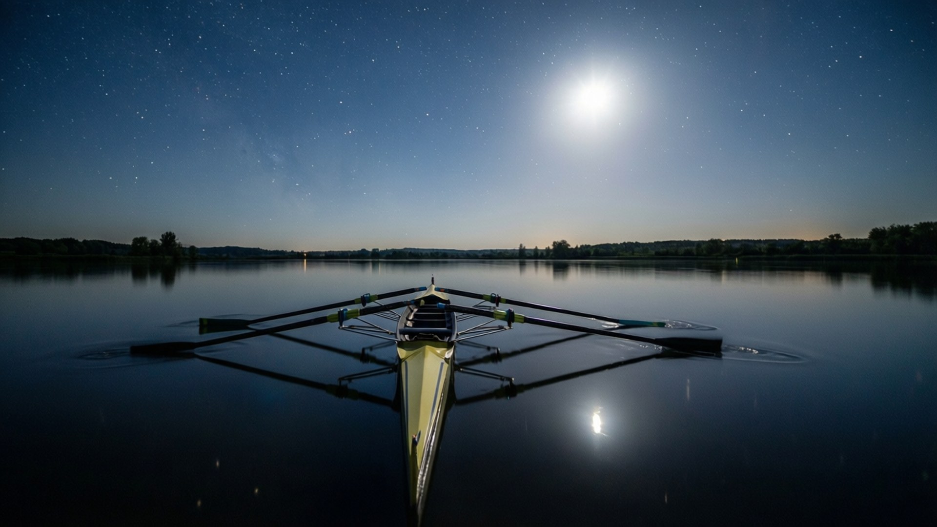 Starry Night Rowing 壁紙 — 一艘光滑的黃色划艇在星光點點的湖面上寧靜地漂浮，明亮的滿月投下閃爍的倒影。