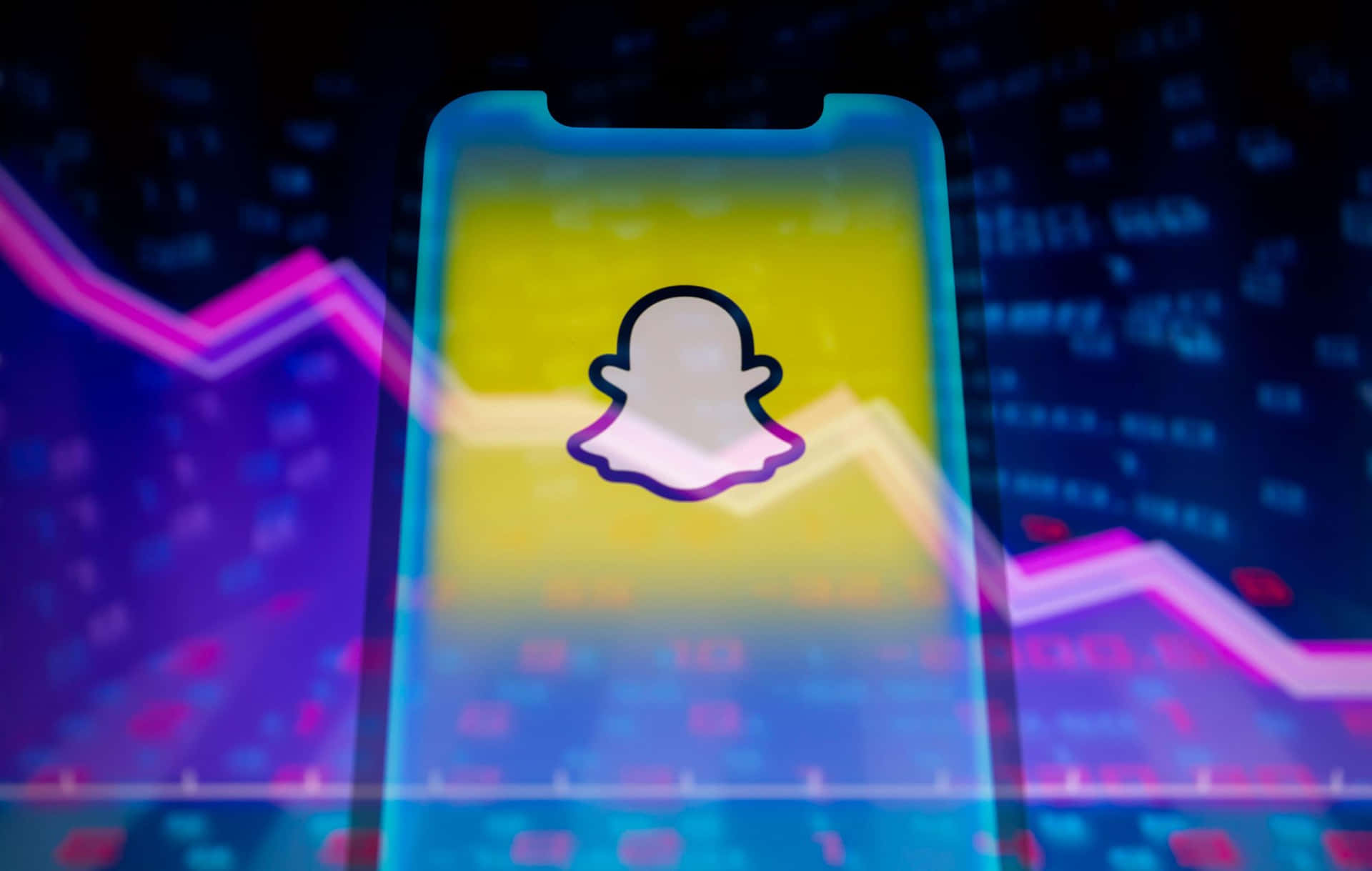 手機螢幕上的Snapchat標誌，背後有發光的股票市場圖表。 — Google pixel 壁紙