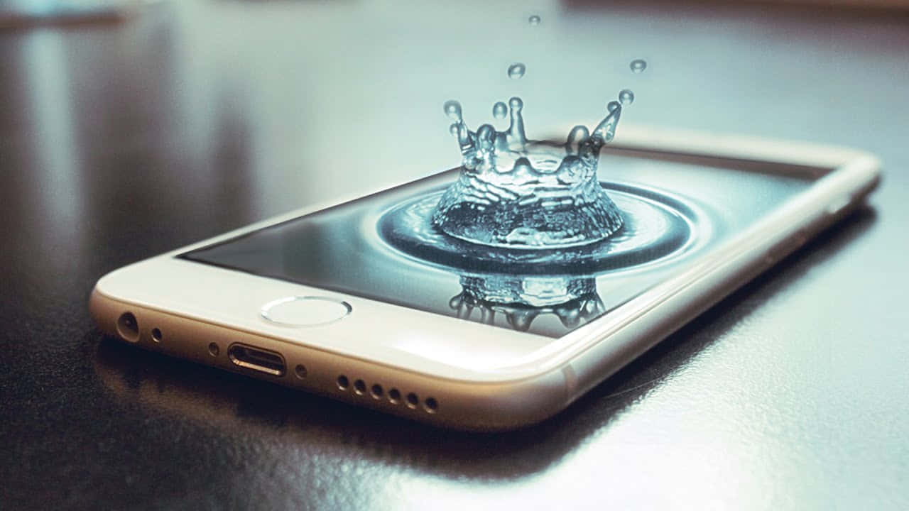 智慧型手機螢幕上的水滴濺射皇冠 — 3D 壁紙