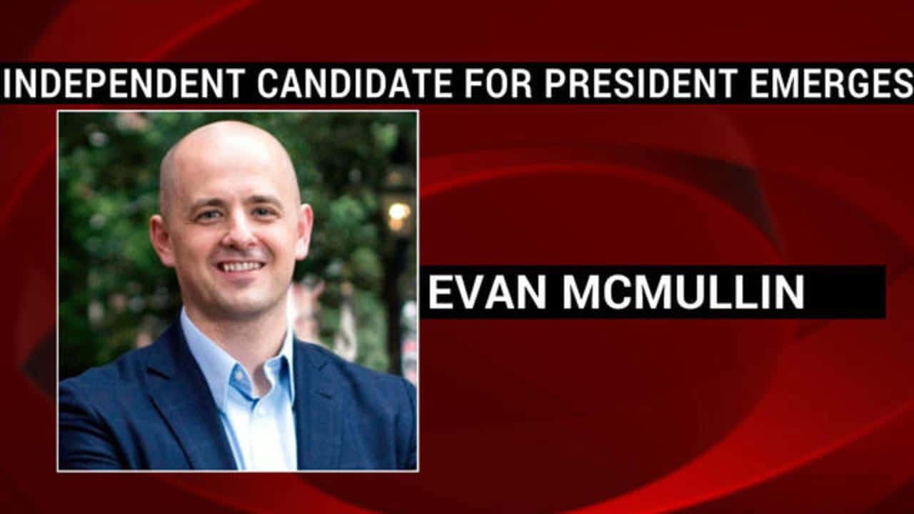 Evan Mcmullin 桌布 壁紙 — 一名微笑的光頭男子身穿藍色西裝，出現在宣布獨立總統候選人的新聞圖表中。