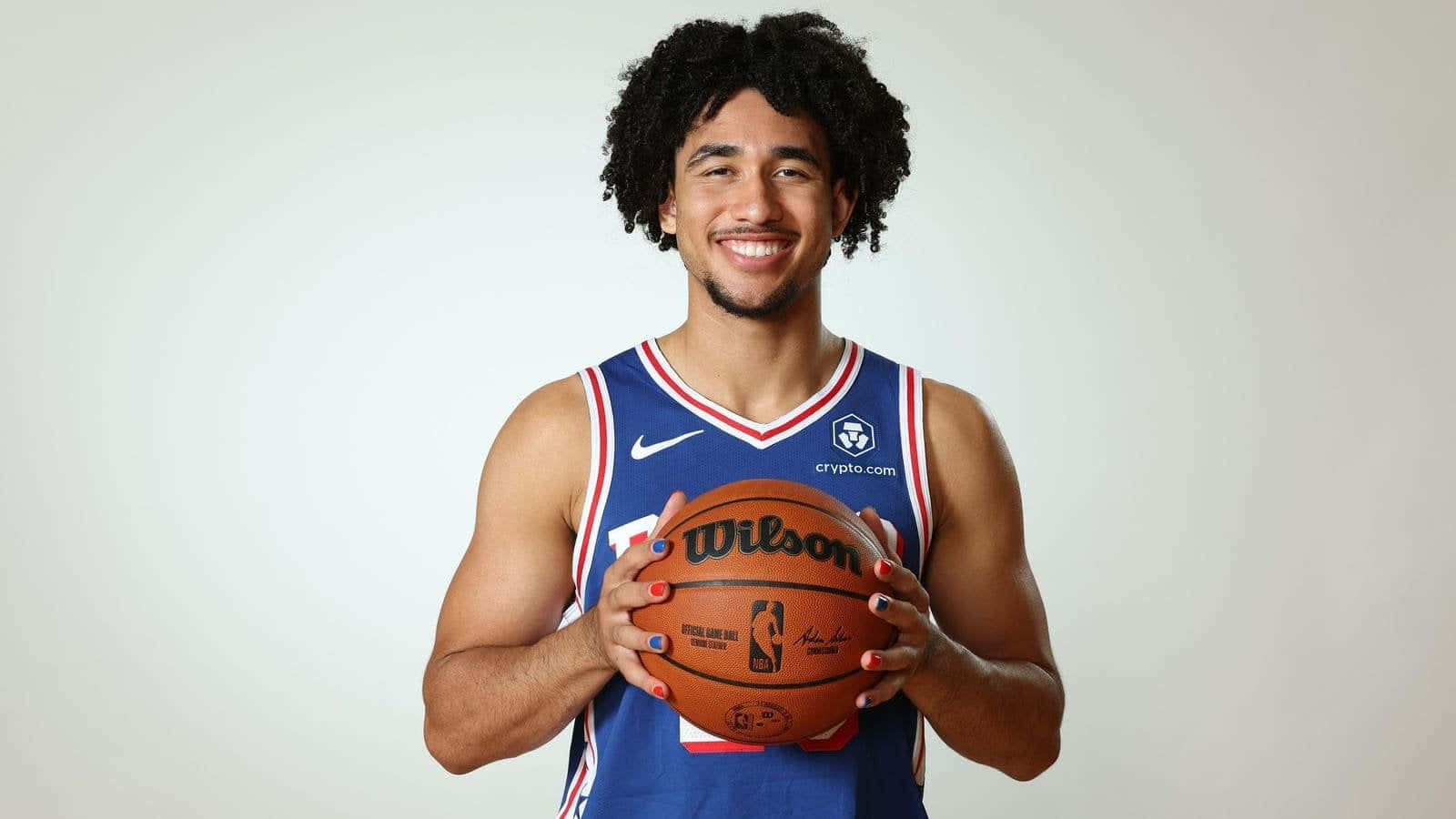 身穿藍色球衣的籃球運動員，塗了指甲油的手拿著一個籃球。 — NBA 壁紙