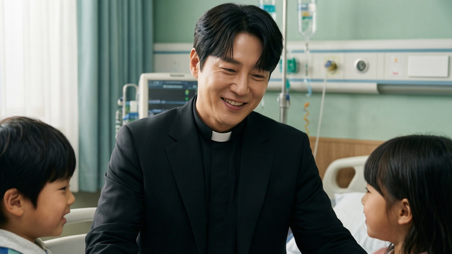 Priest in the Ward 壁紙 — 一位身穿黑色西裝的微笑神父坐在醫院房間的兩個孩子之間，身後可見醫療設備。